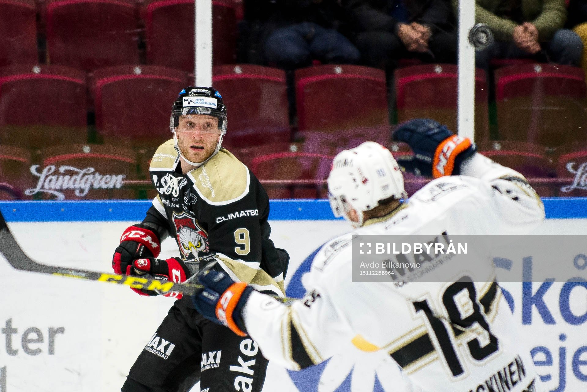 Malmö Redhawks  Frederik Storm fäster blicken vid pucken