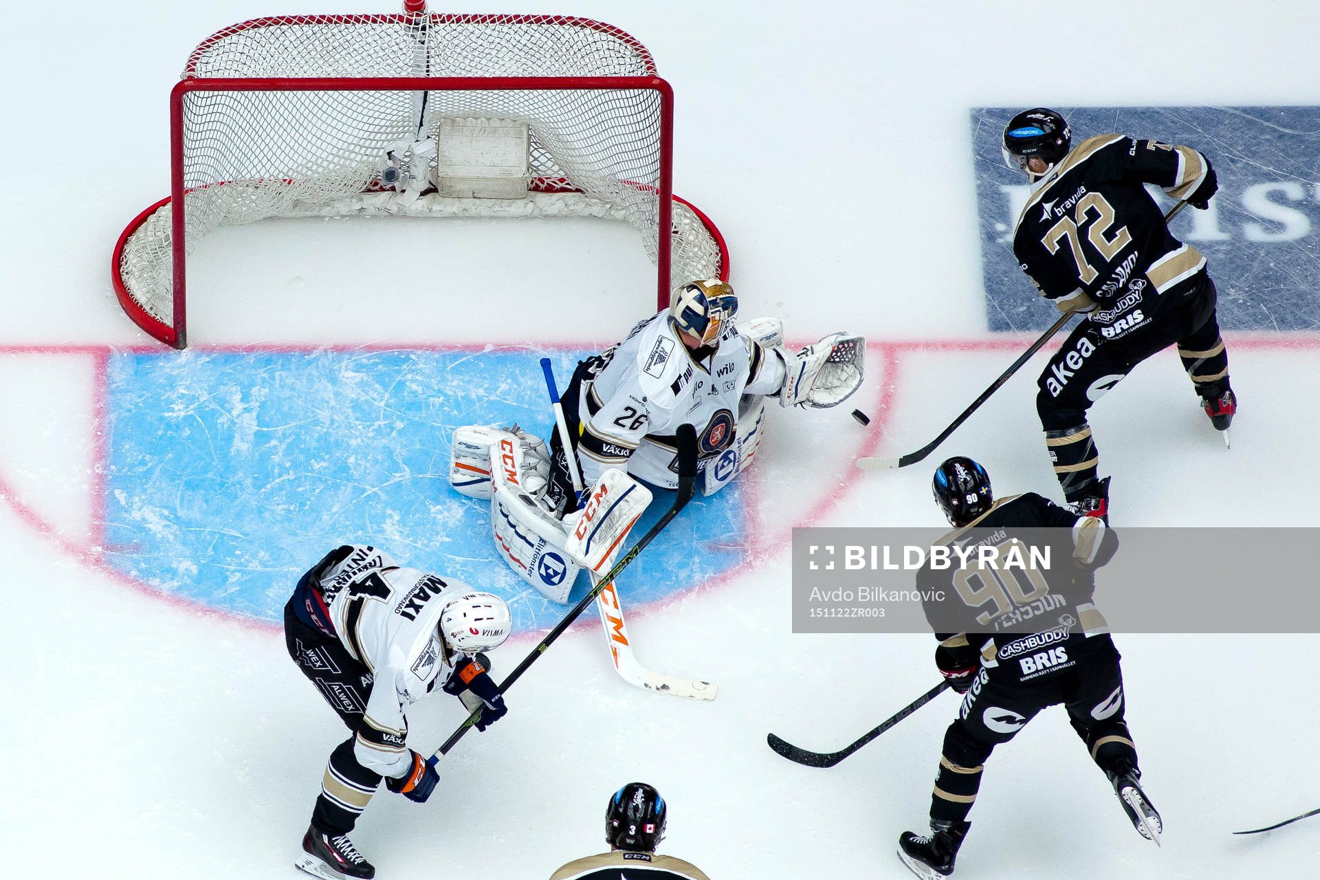 Växjös målvakt Stefan Steen plockar pucken framför