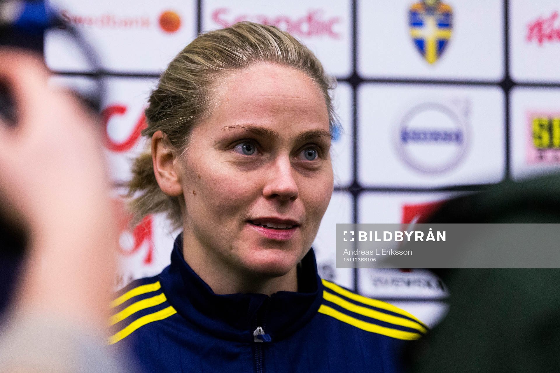 Sveriges Lisa Dahlkvist blir intervjuad efter en träning med det svenska damlandslaget i fotboll den 23 november 2015 i Stockholm. 