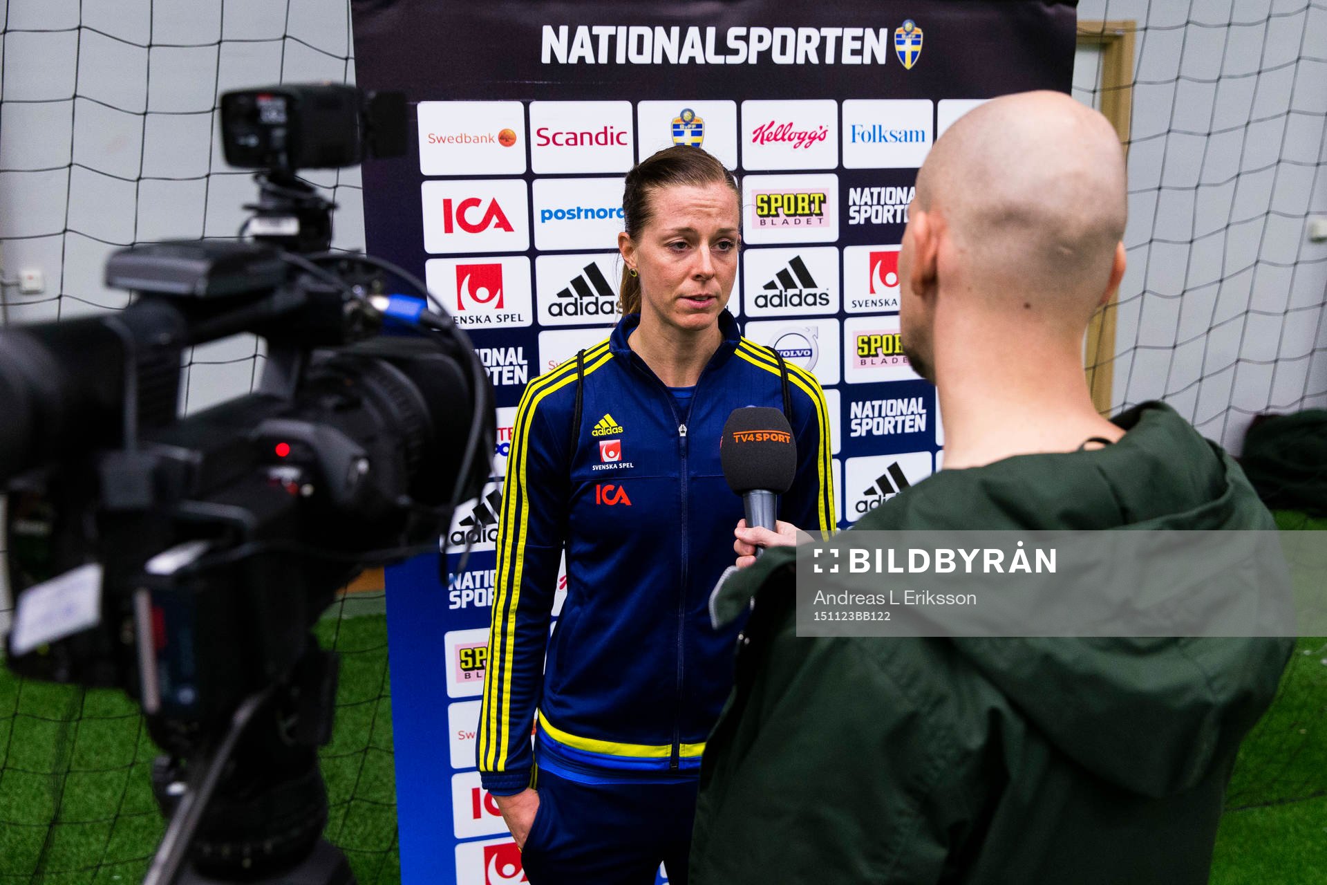 Sveriges Lotta Schelin blir intervjuad under en träning med det svenska damlandslaget i fotboll den 23 november 2015 i Stockholm. 