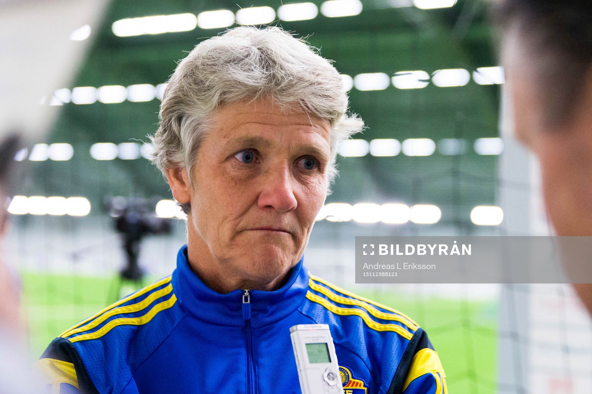 Sveriges förbundskapten Pia Sundhage blir intervjuad