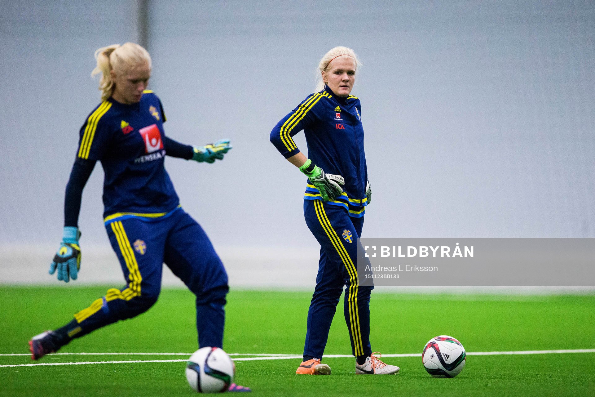 Sveriges målvakter Malin Reuterwall och Emma Holmgren
