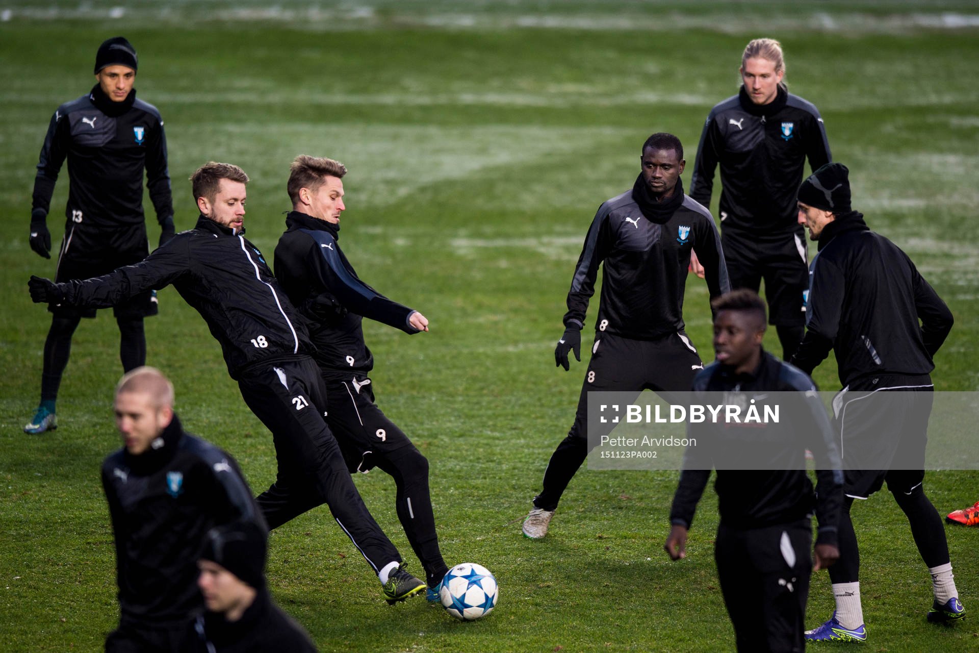 Malmö FFs Kari Arnason och Markus Rosenberg i kamp om