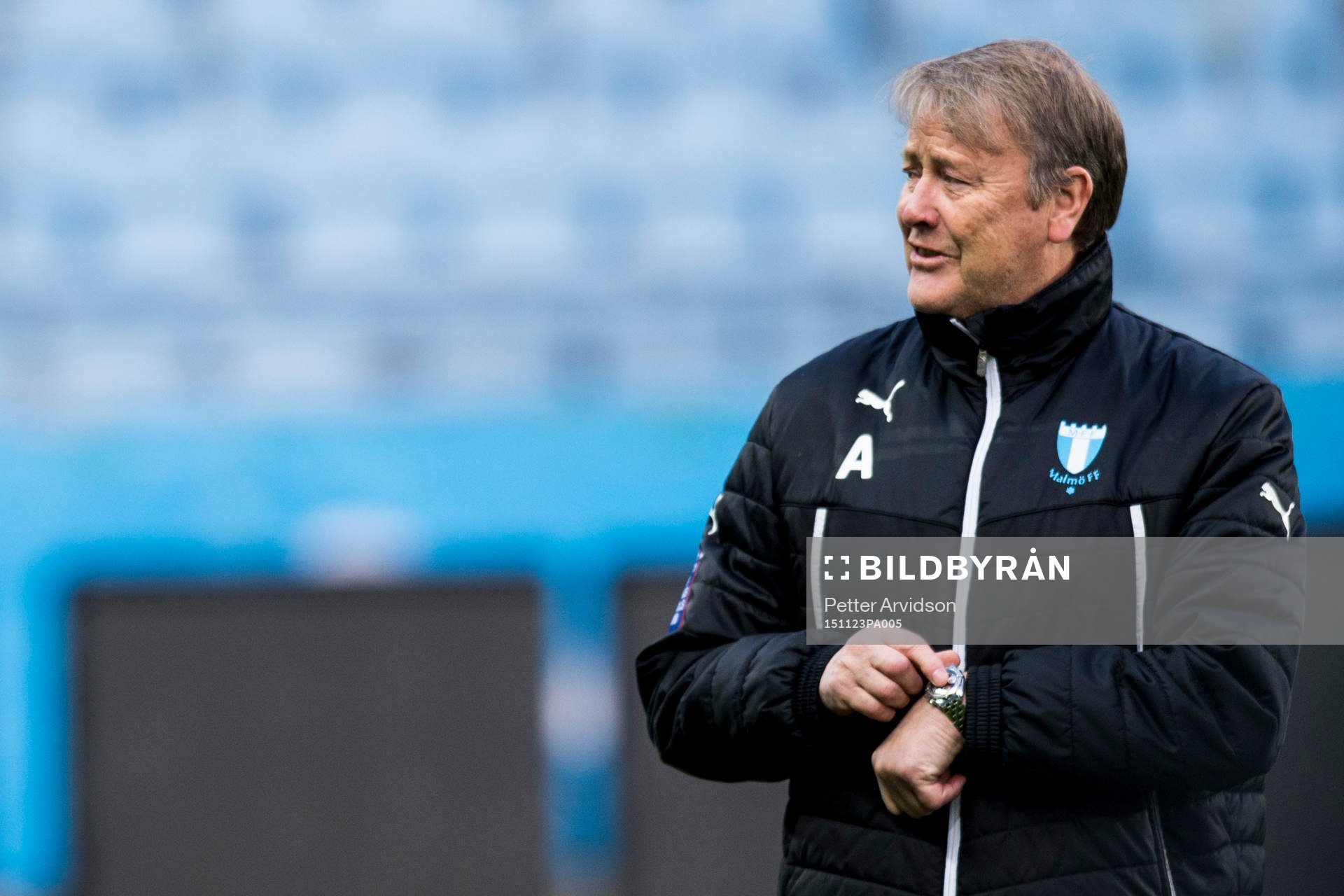 Malmö FFs tränare Åge Hareide pekar på sin klocka