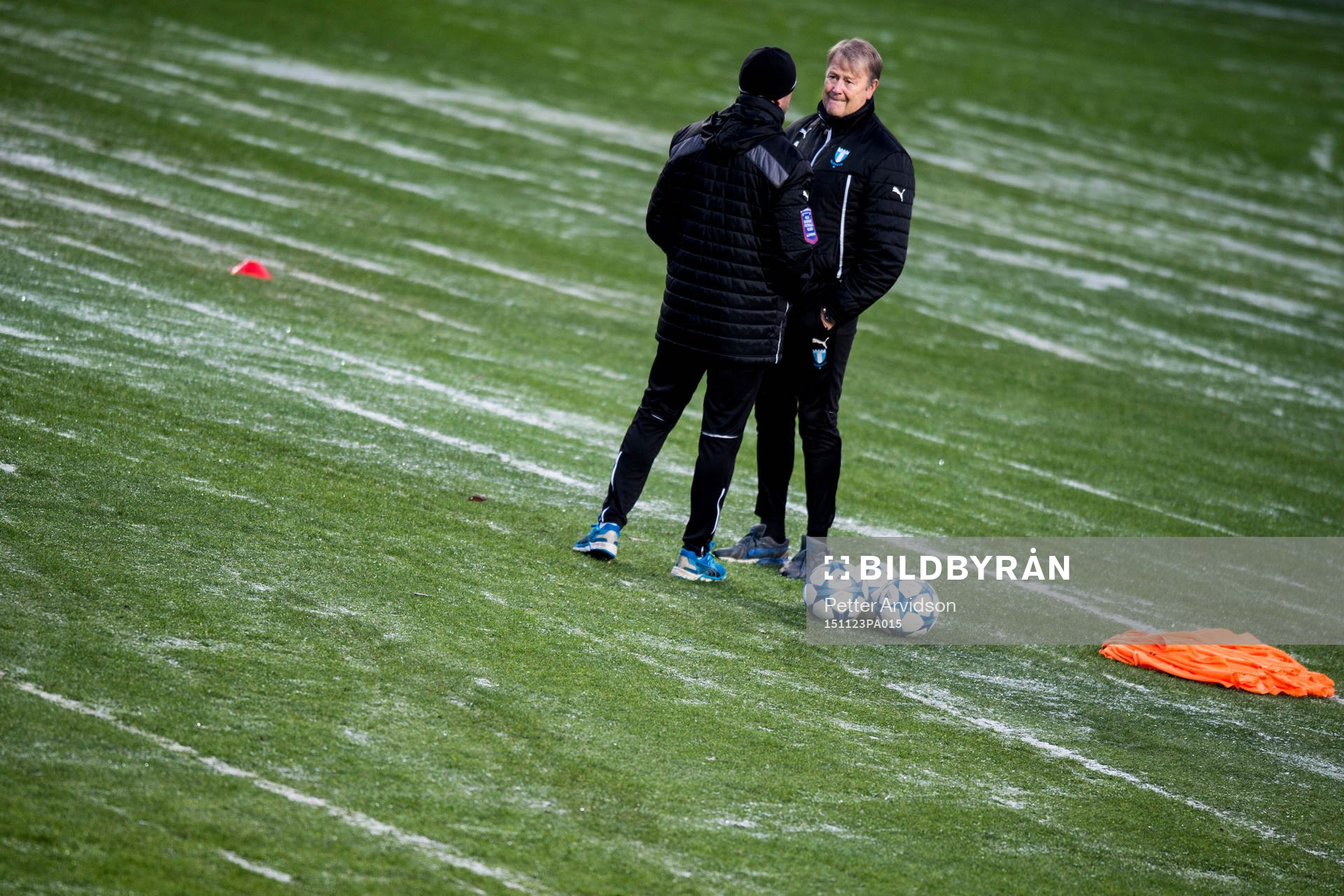 Malmö FFs tränare Åge Hareide i samtal med assisterande