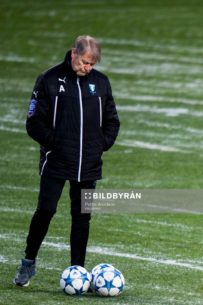 Malmö FFs tränare Åge Hareide ser bekymmersam ut