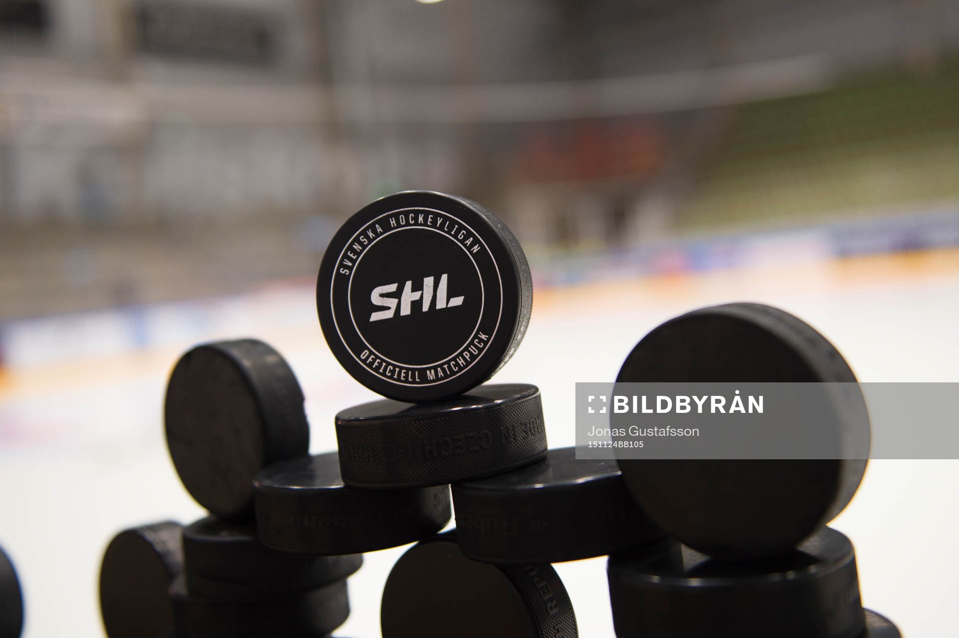 Puckar med en SHL logga på