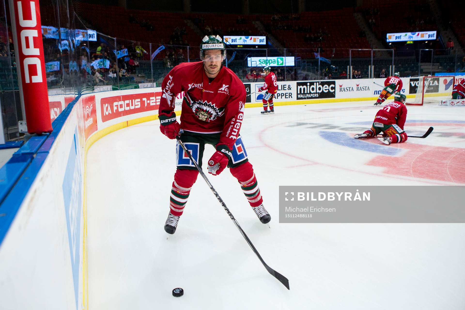 Frölundas Joel Lundqvist värmer upp innan en