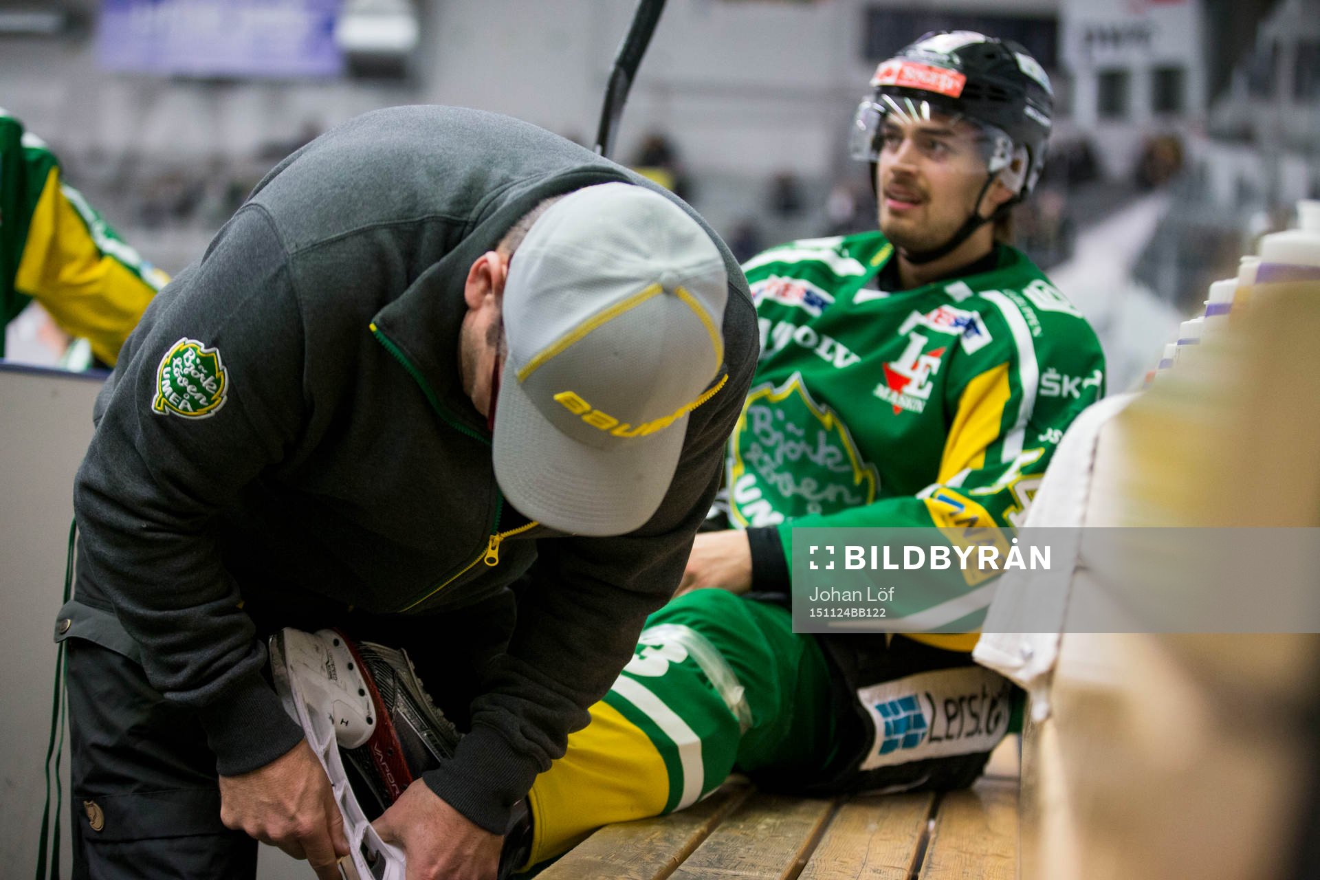 Björklövens Materialare Kent Sehlstedt hjälper