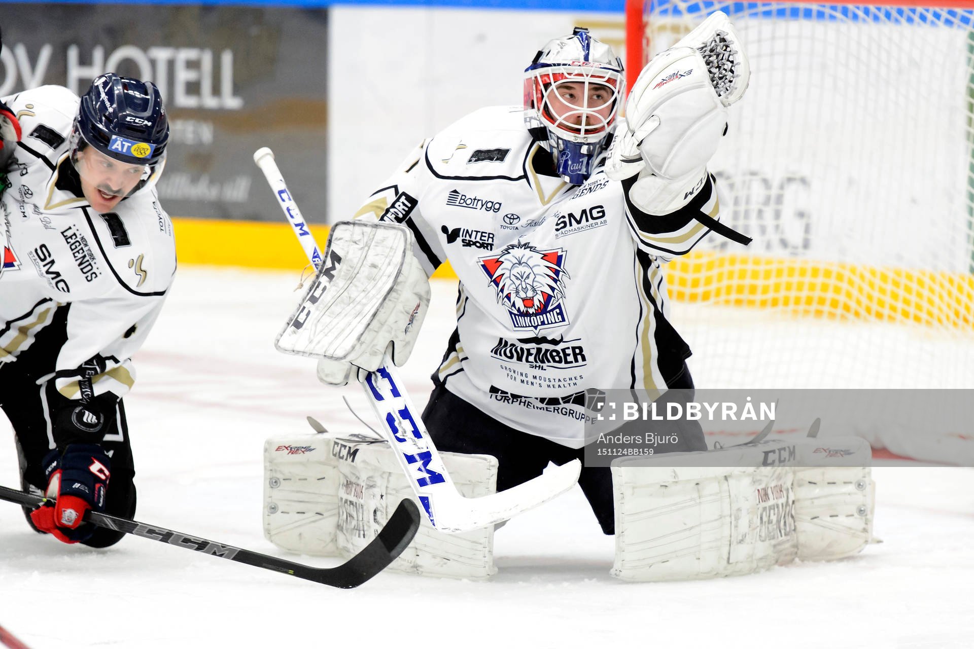 Linköpings målvakt David Rautio räddar