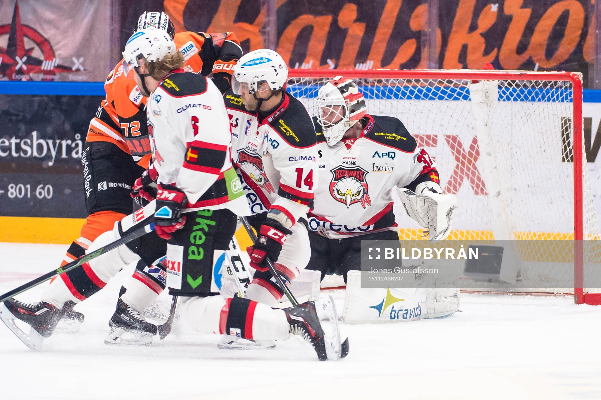 Malmö Redhawks målvakt Jonas Gunnarsson har det jobbigt