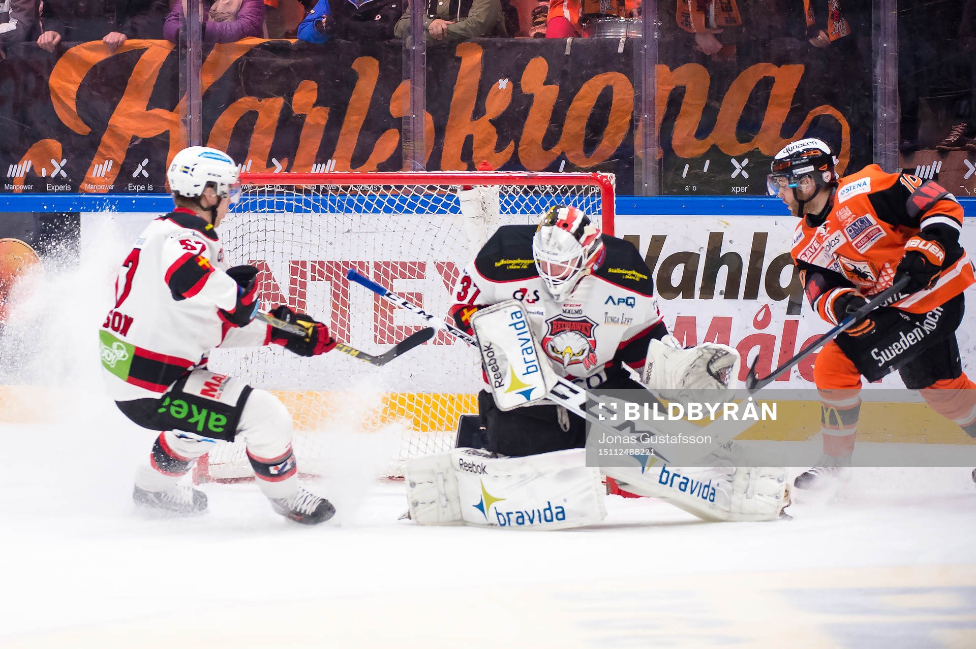 Malmö Redhawks målvakt Jonas Gunnarsson  räddar en puck