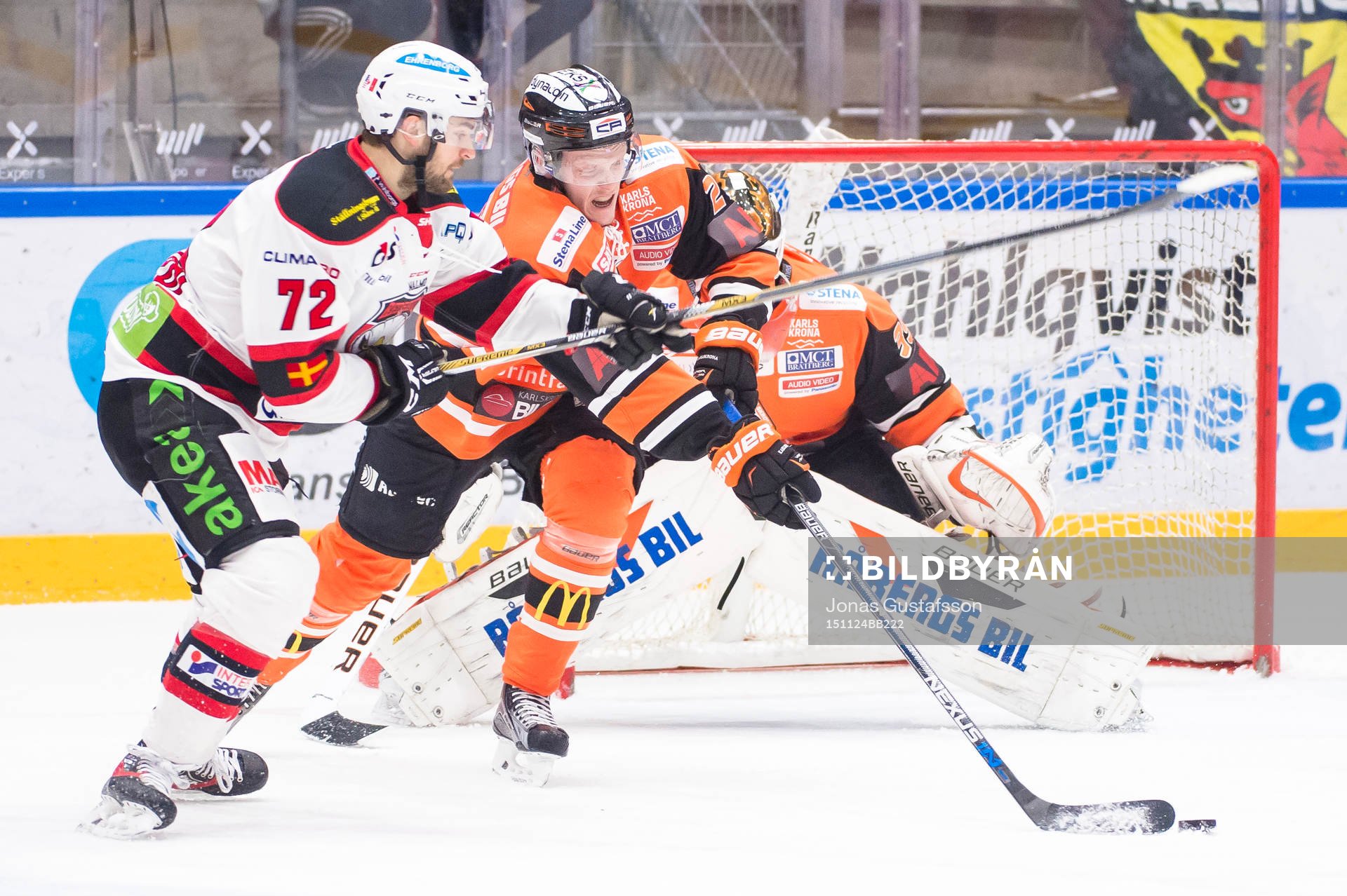 Karlskronas Henrik Nilsson trycker väck pucken
