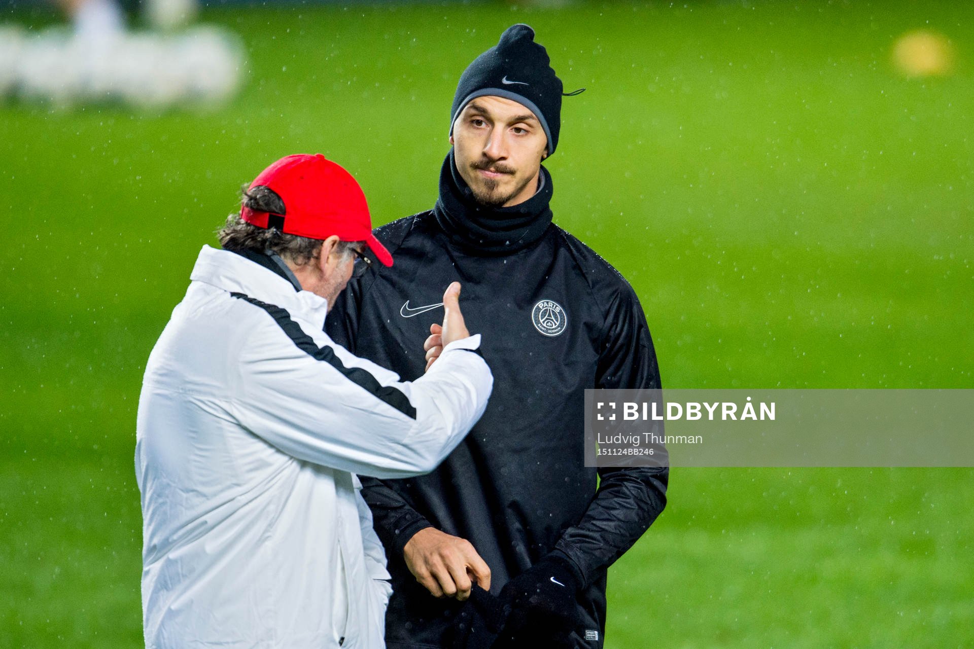 s Zlatan Ibrahimovic i samtal med tränare Laurent Blanc