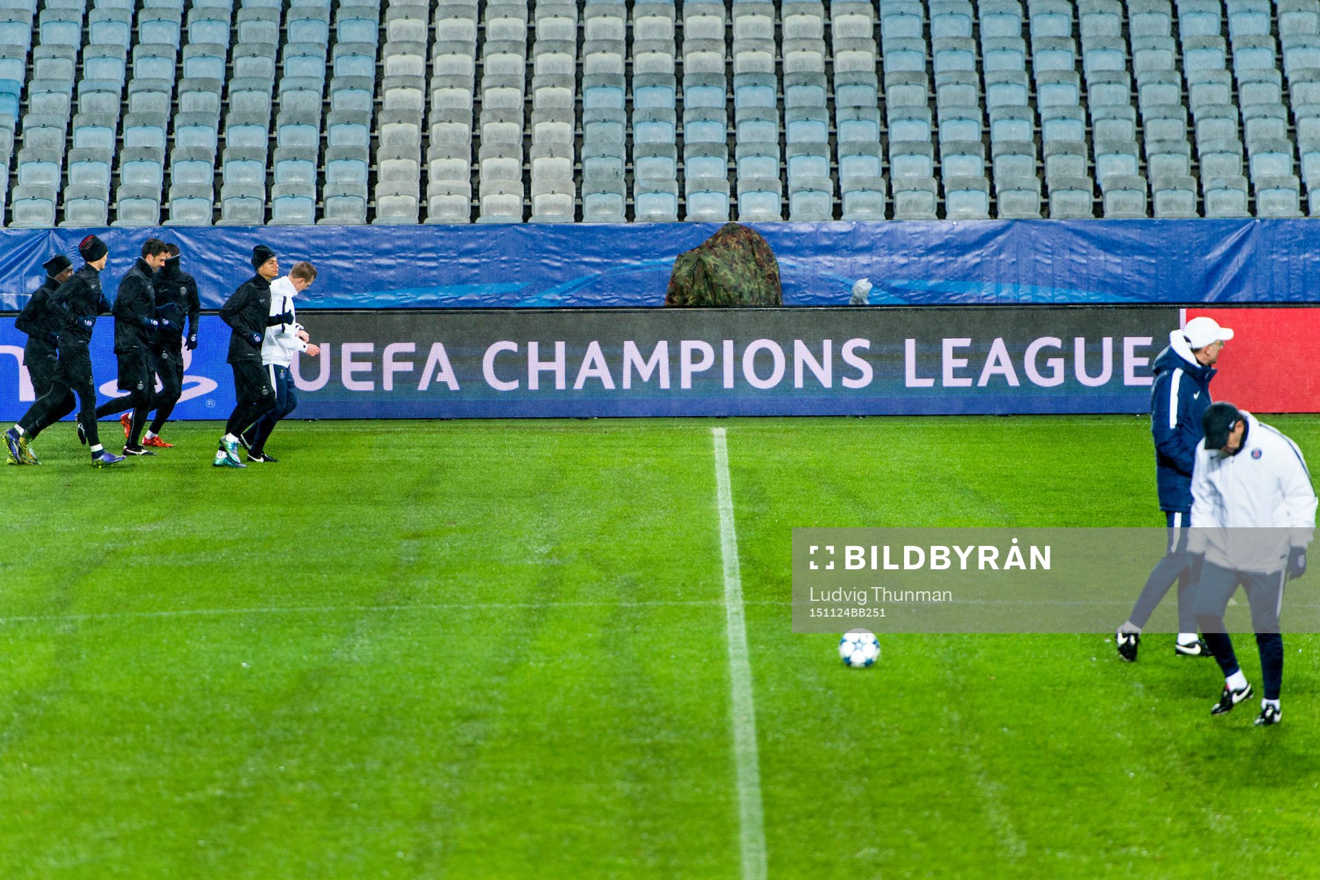 PSG:s spelare värmer upp inför en träning med Paris Saint Germain inför fotbollsmatchen i Champions League den 24 november 2015 i Malmö.