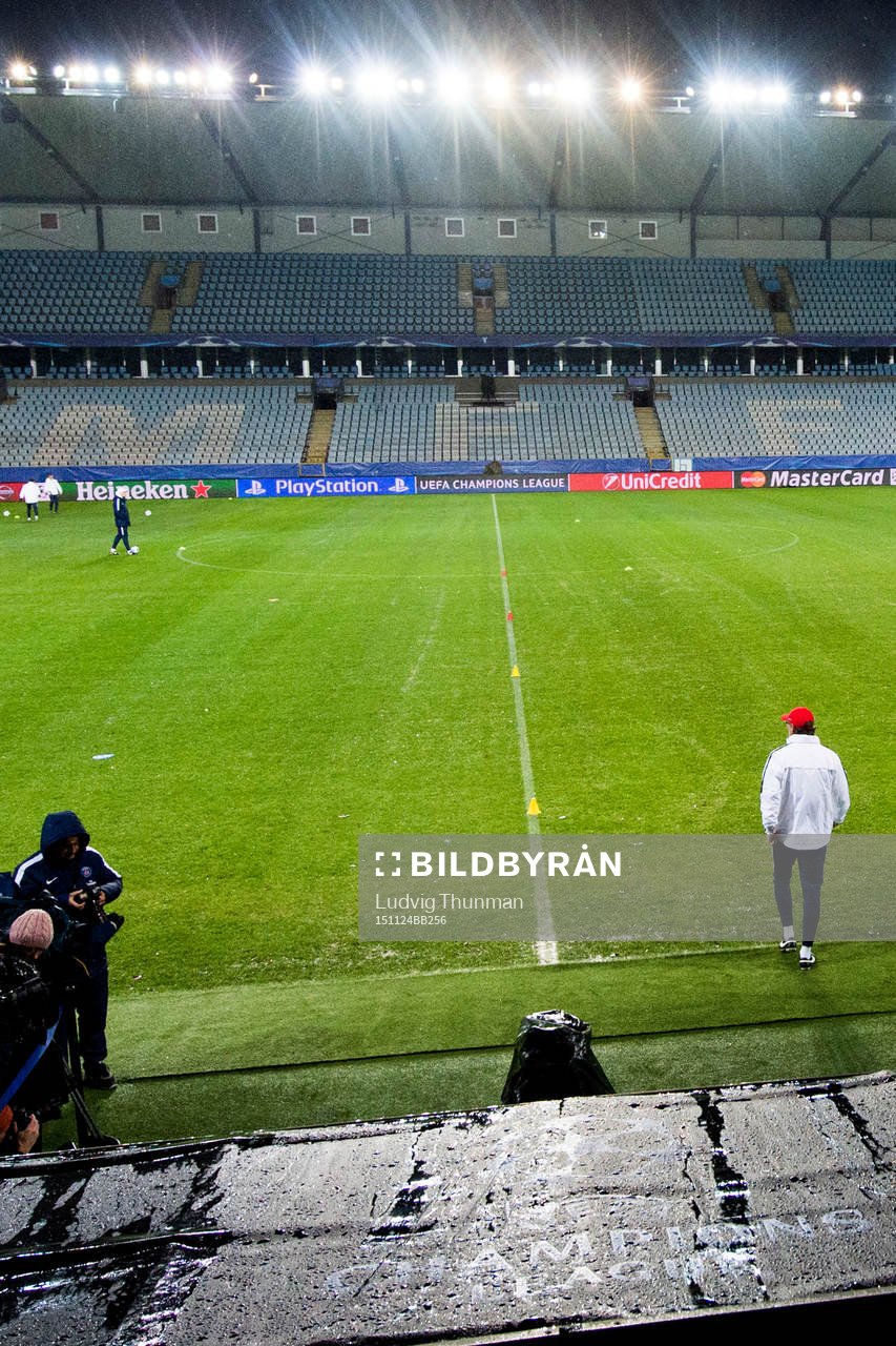 s tränare Laurent Blanc kommer ut till en träning med