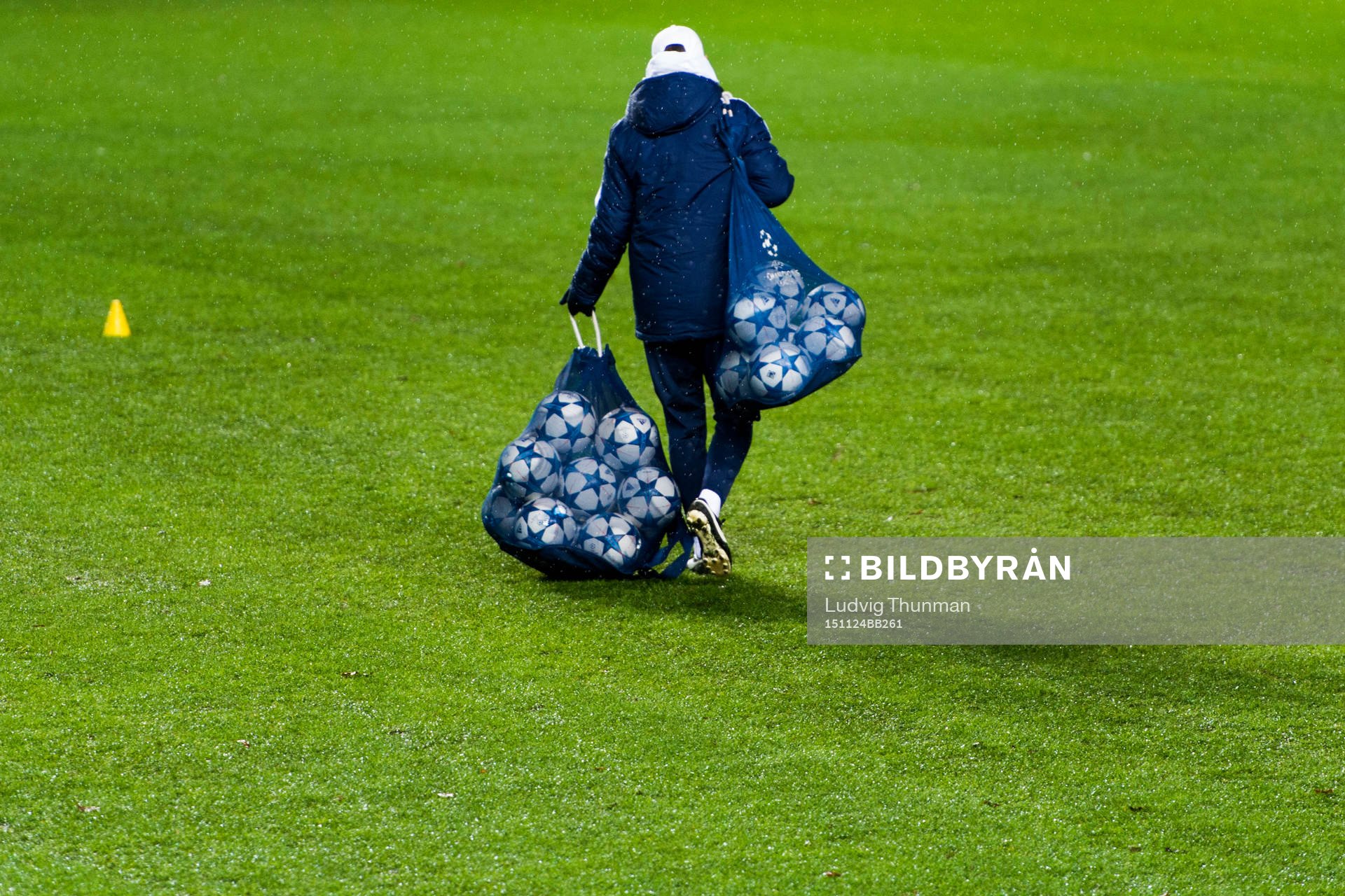 En man med två nät med fotbollar