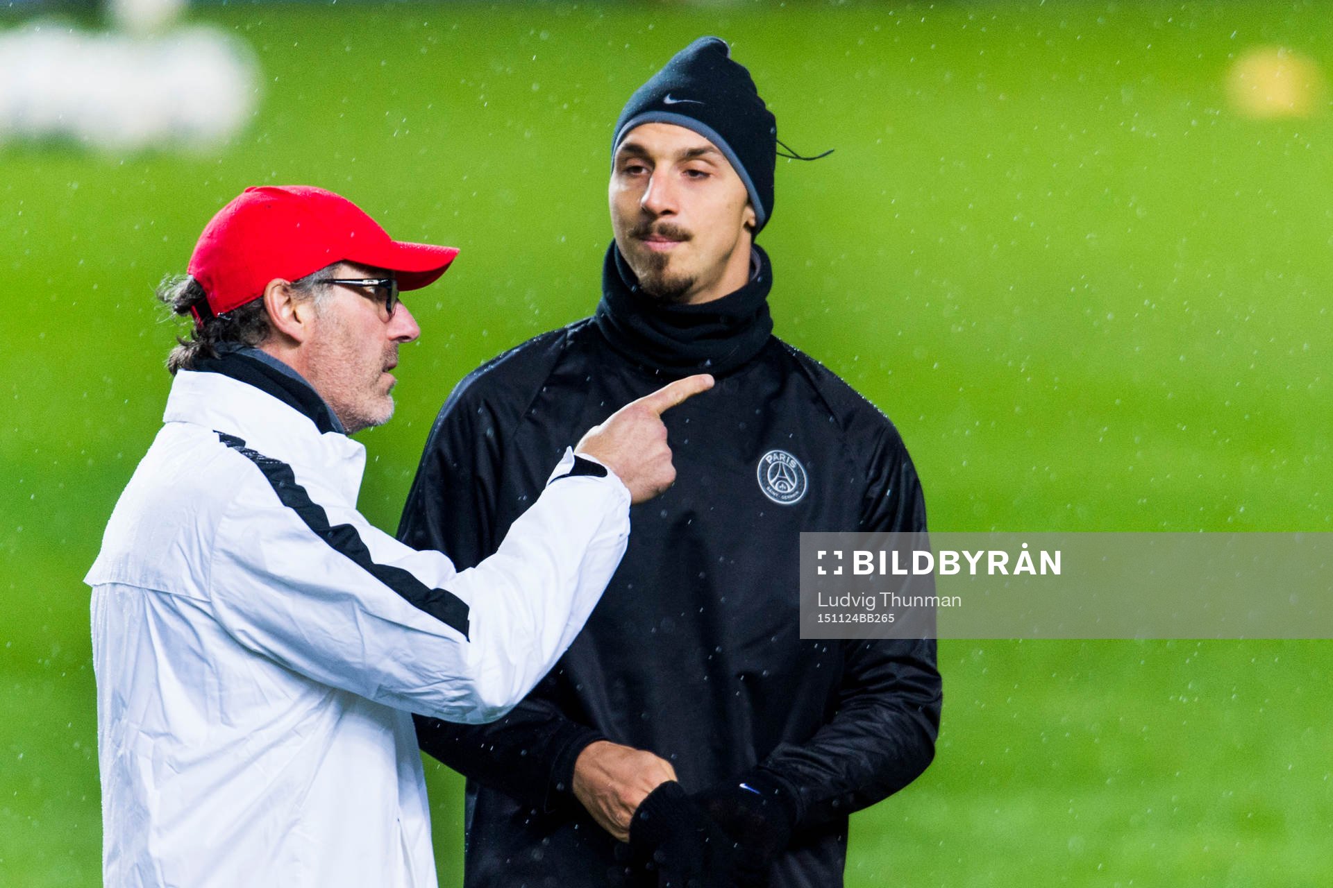 s Zlatan Ibrahimovic i samtal med tränare Laurent Blanc