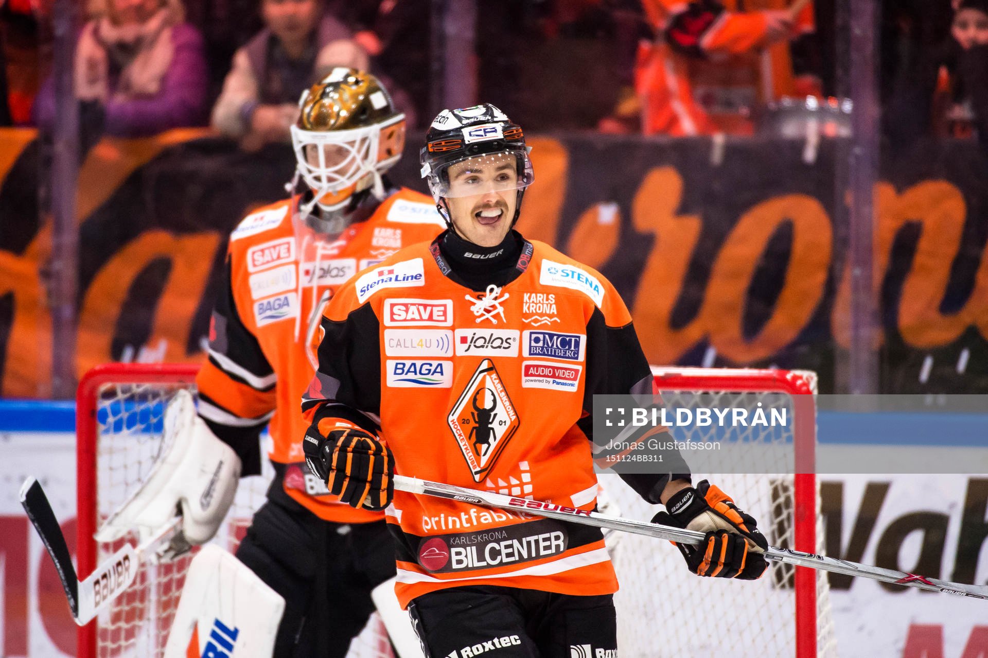 Karlskronas Robin Gartner skrattar åt en Malmö Redhawks