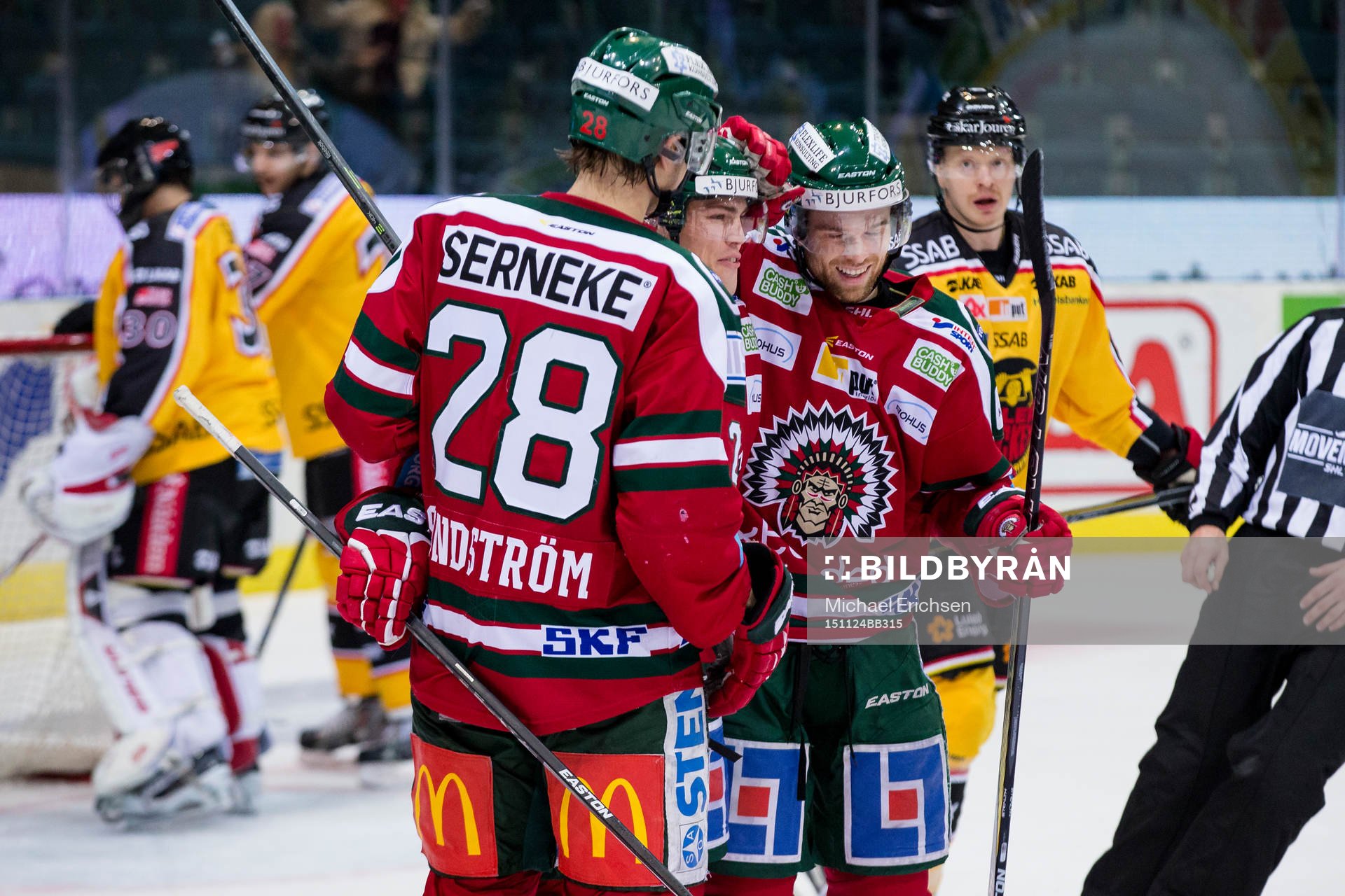 Frölundas Andreas Johnson jublar ihop med Spencer Abbott