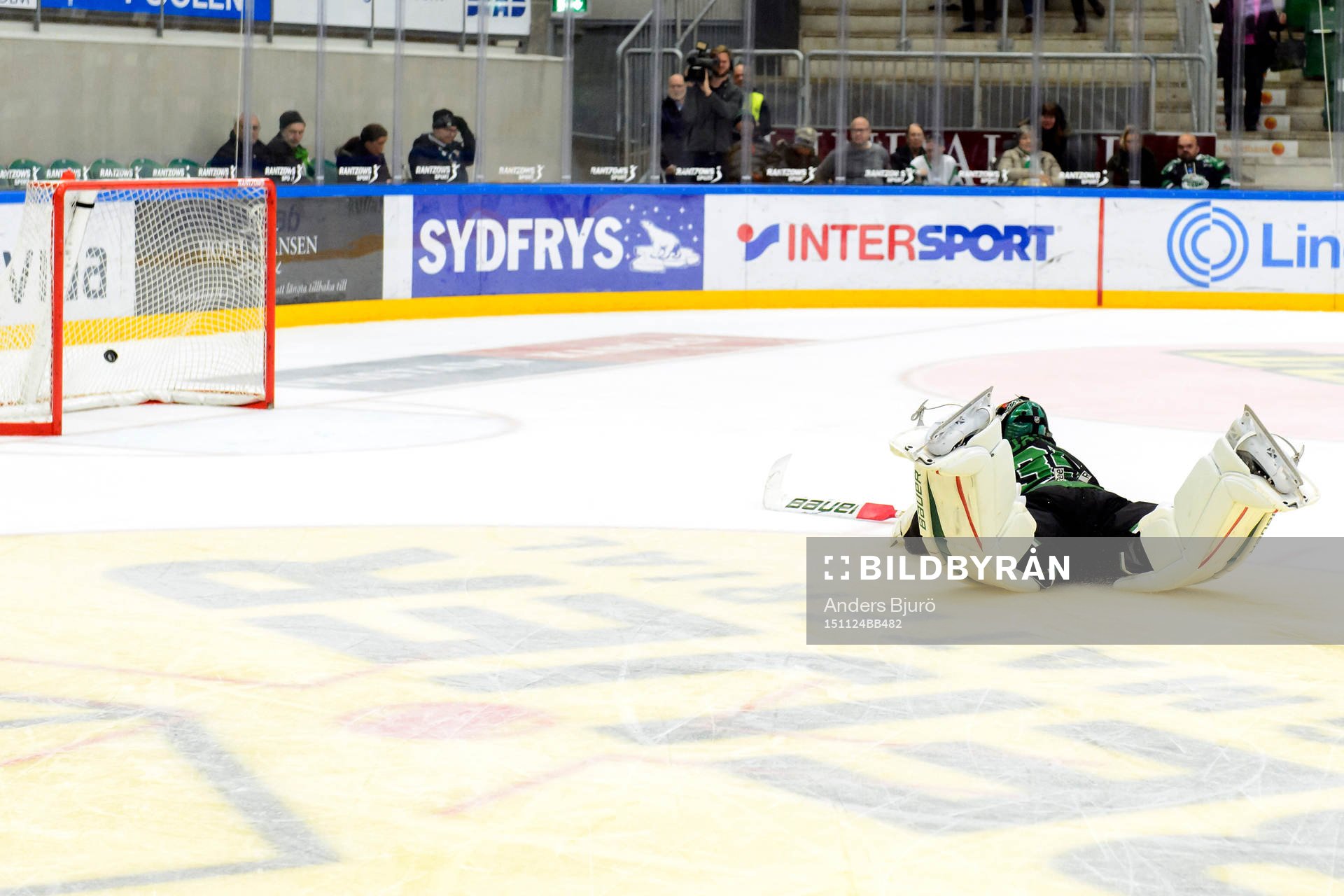 Rögles målvakt Oscar Dansk kastar sig i ett försök att