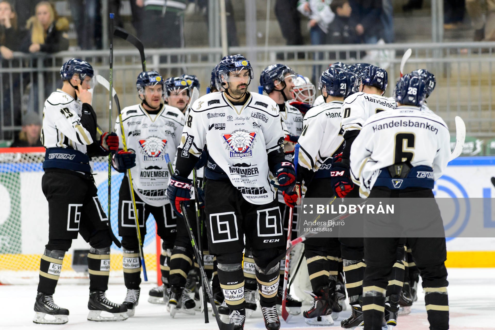 Linköpings Daniel Rahimi jublar tillamans med övriga