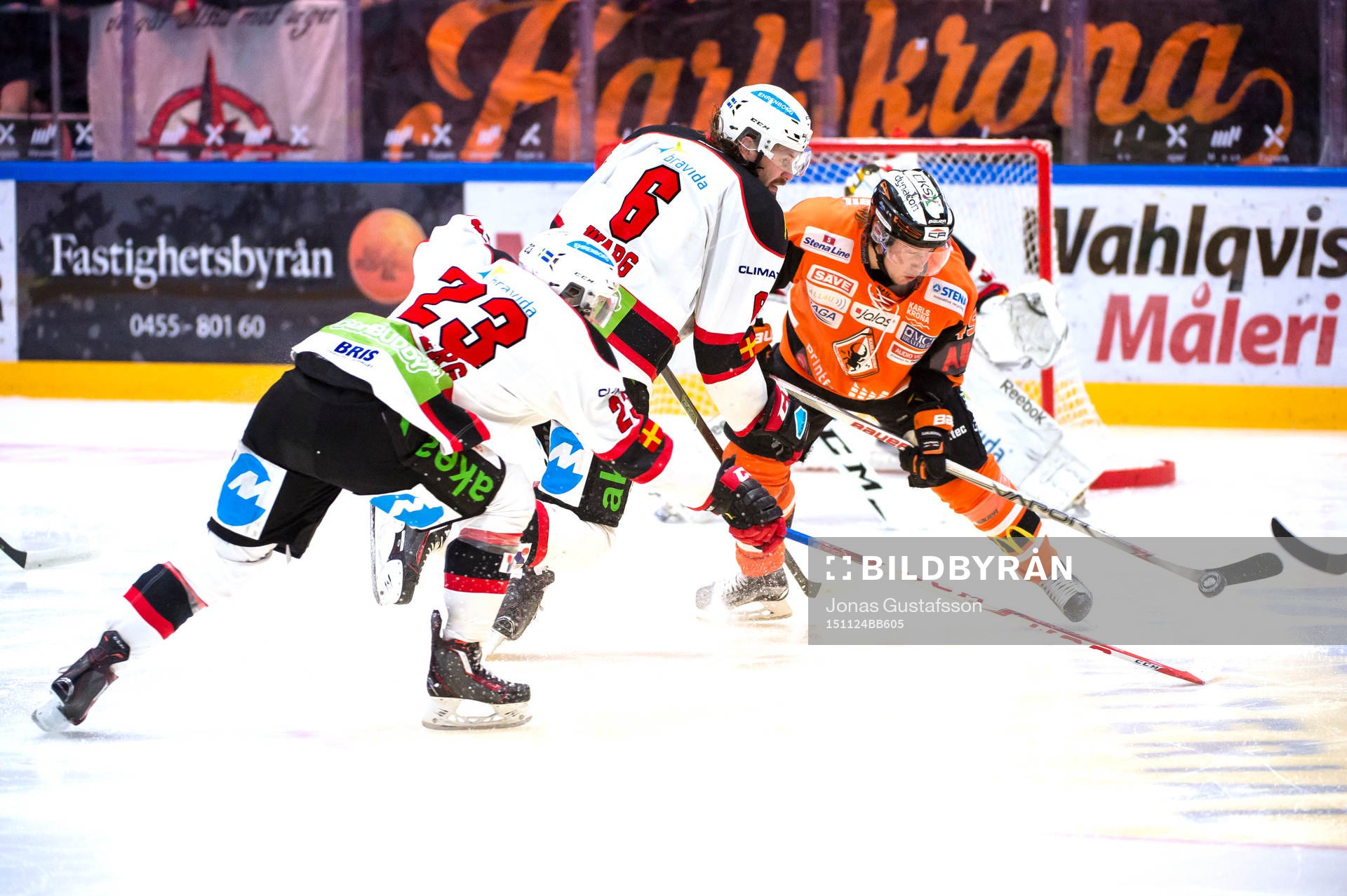 Karlskronas Filip Cruseman med pucken framför Malmö