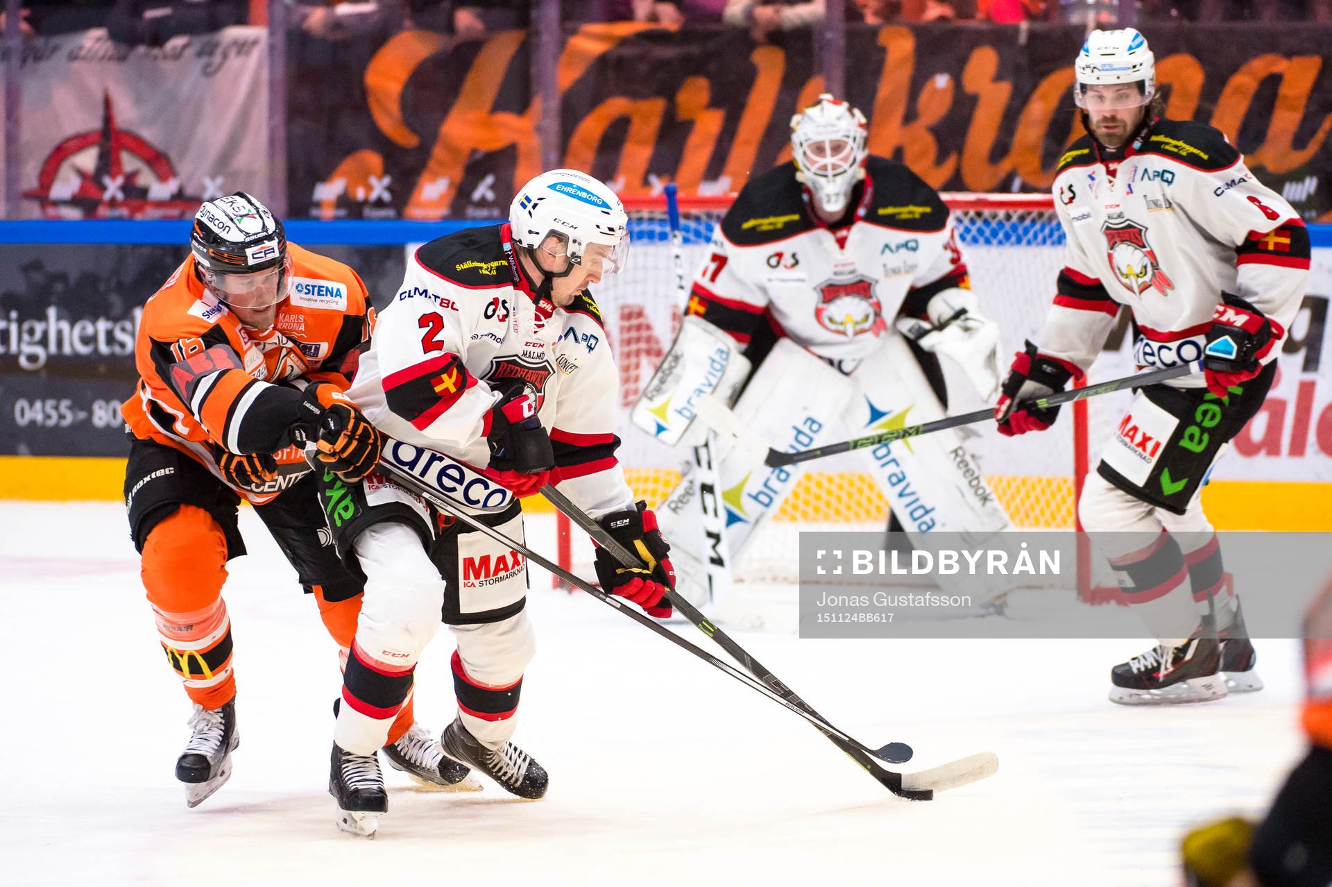 Karlskronas Emil Larsson  och Malmö Redhawks Erik