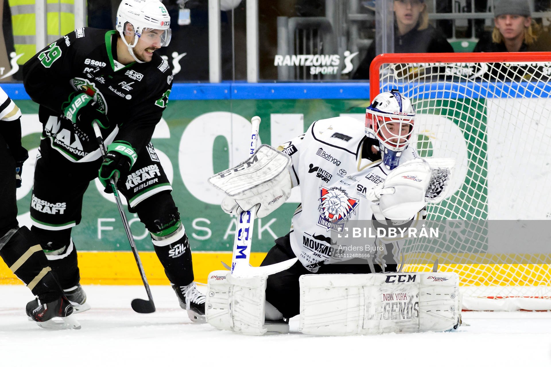 Linköpings målvakt David Rautio räddar