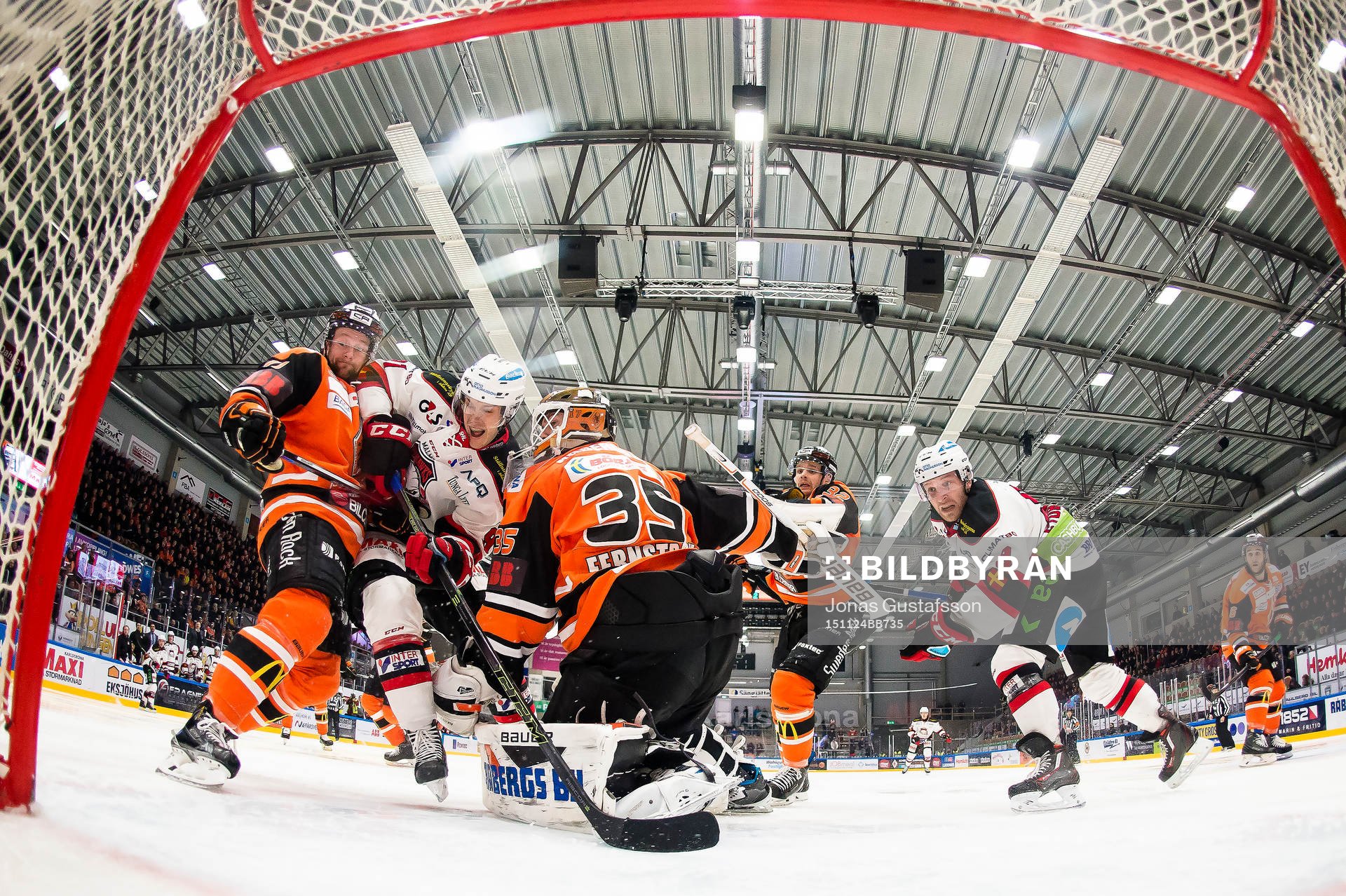 Malmö Redhawks Björn Svensson försöker komma fram och