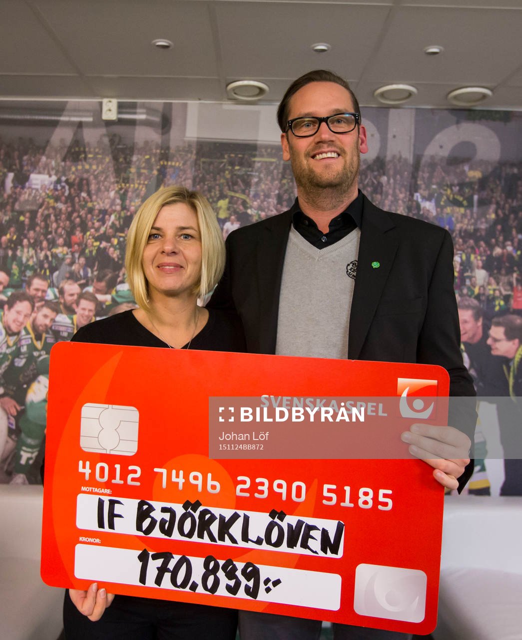 Gunilla Westerlund delar här ut en check från Svenska