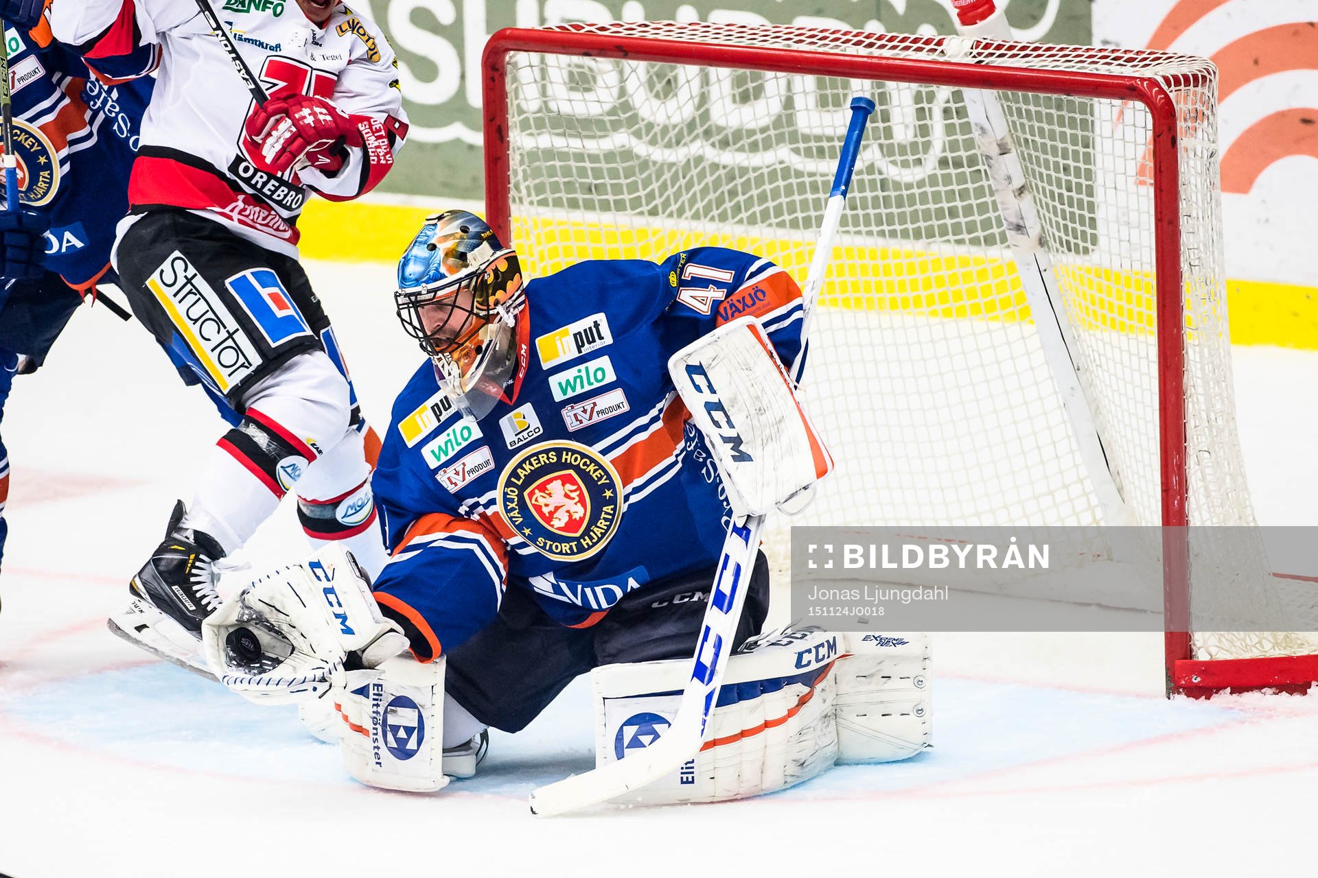 Växjös målvakt Cristopher Nihlstorp tar en puck i