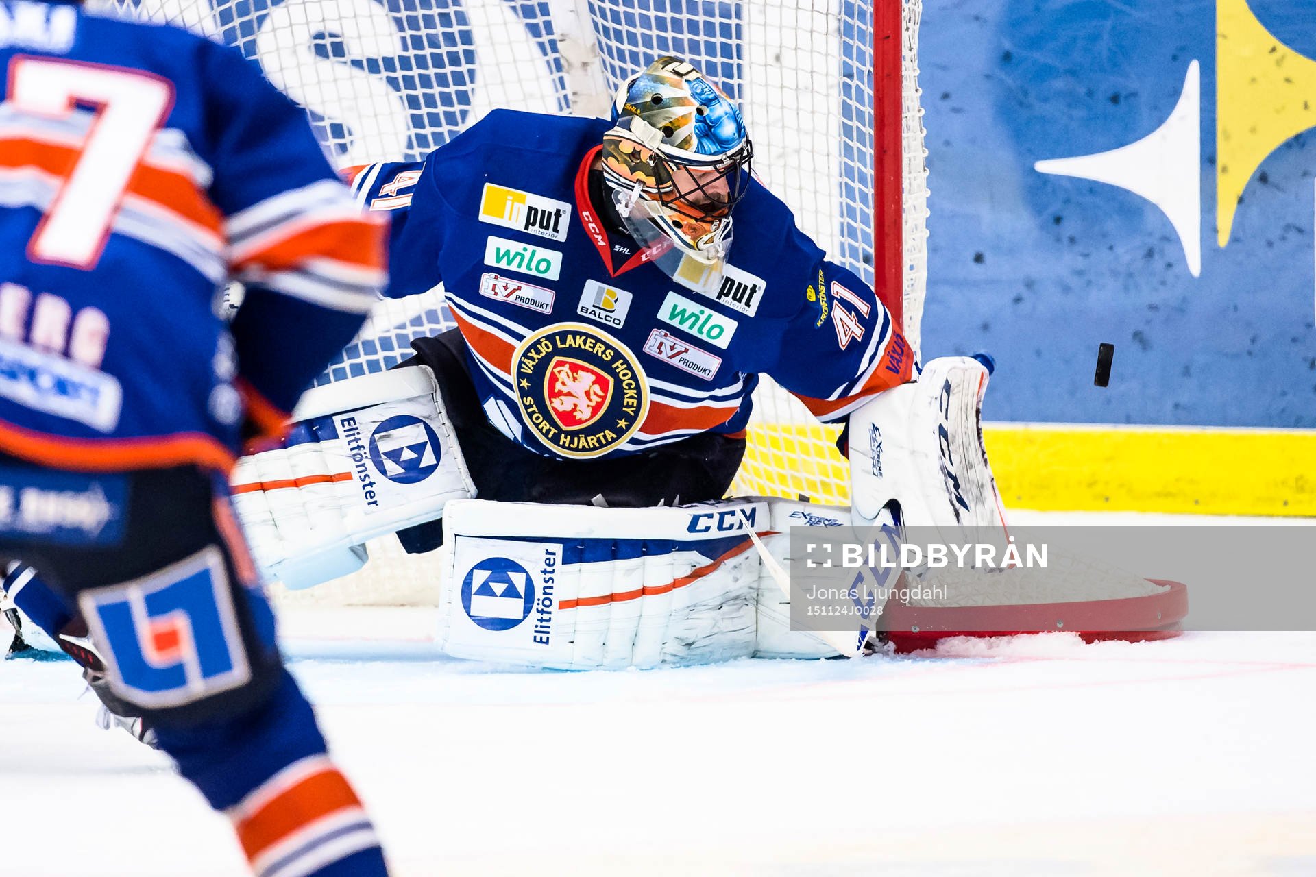 Växjös målvakt Cristopher Nihlstorp stöter undan pucken