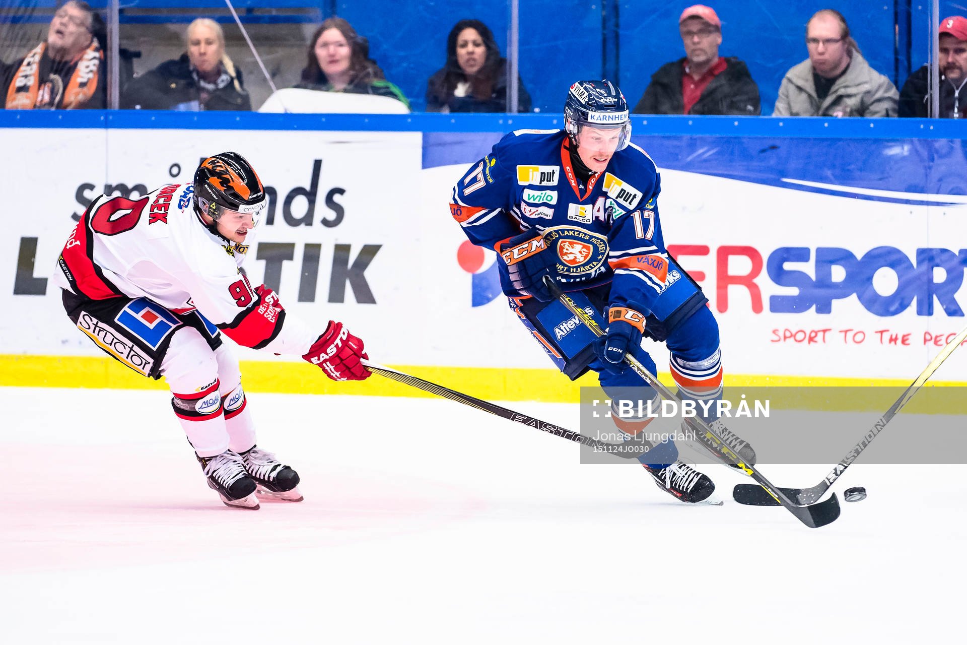 Växjös Alexander Johansson jagas av Örebros Libor Hudacek