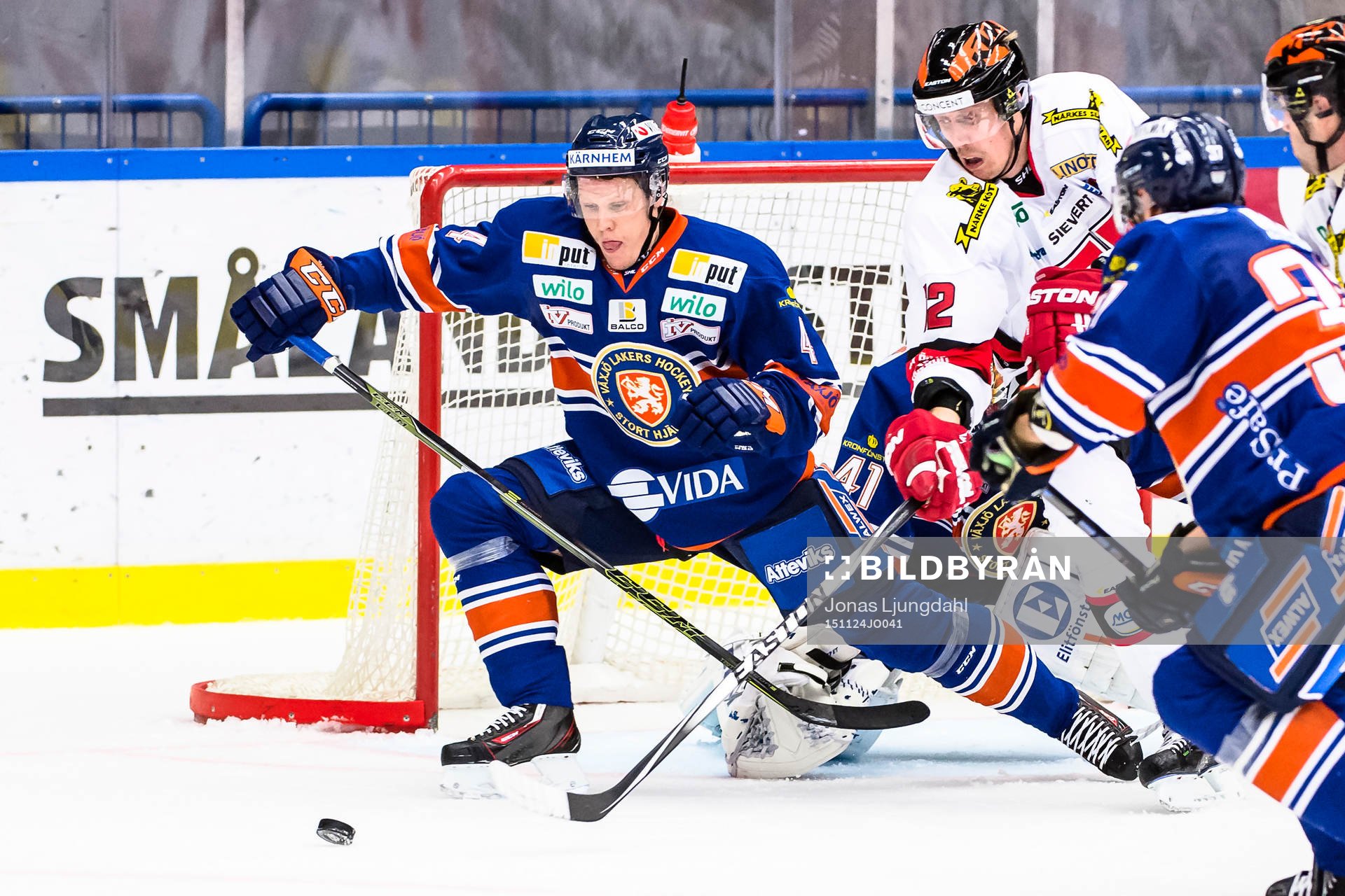 Växjös Niclas Lundgren slänger sig för att stoppa pucken