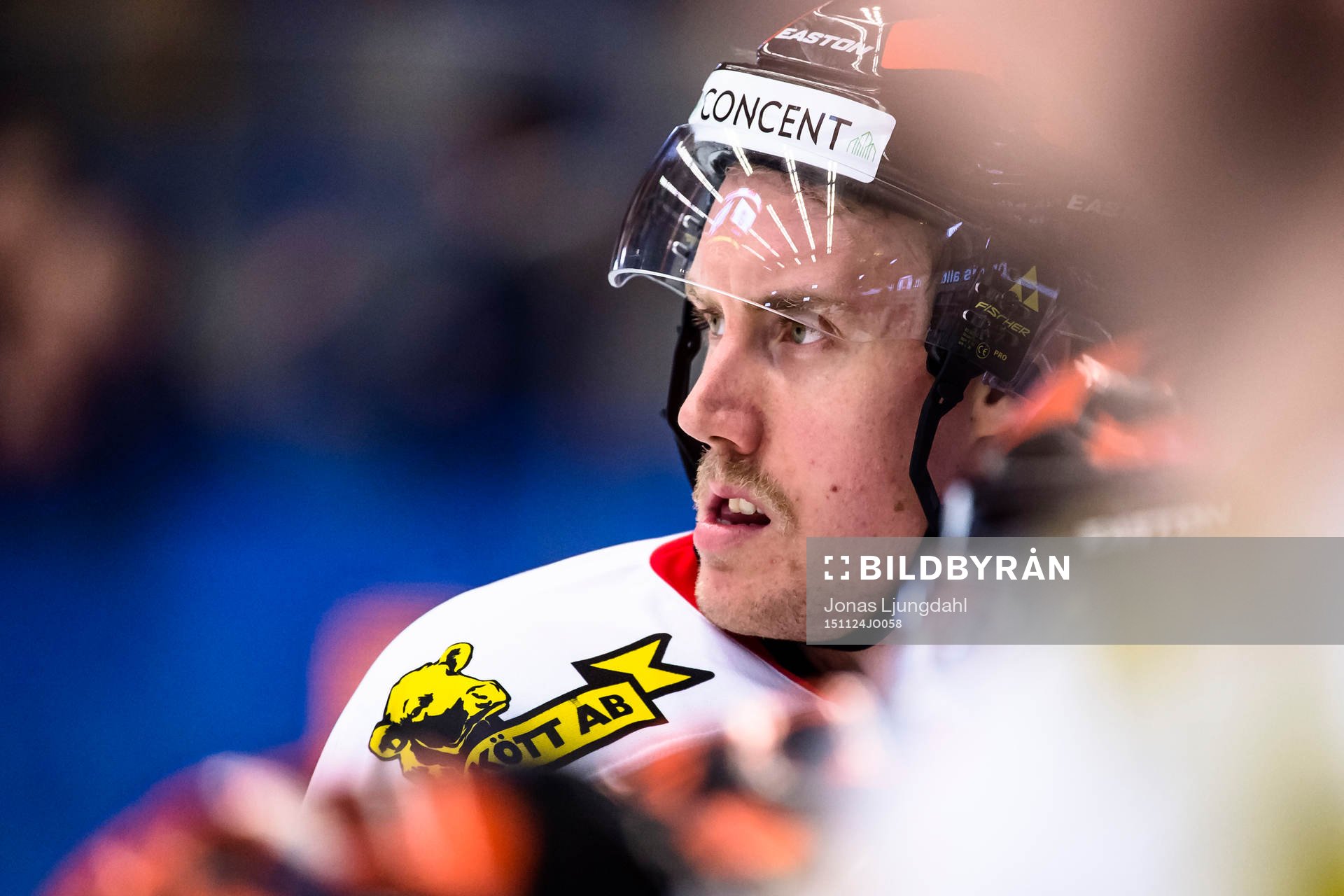 Örebros Marko Anttila hänger på sargen