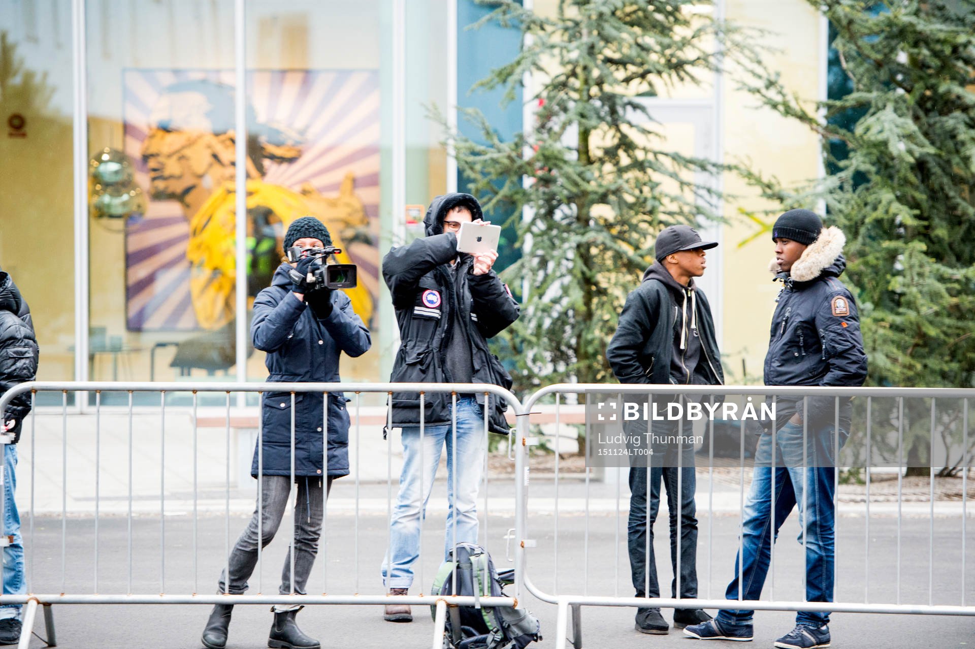 Media och åskådare filmar och fotograferar Paris