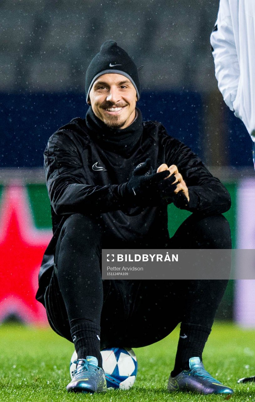 s Zlatan Ibrahimovic sitter på en boll