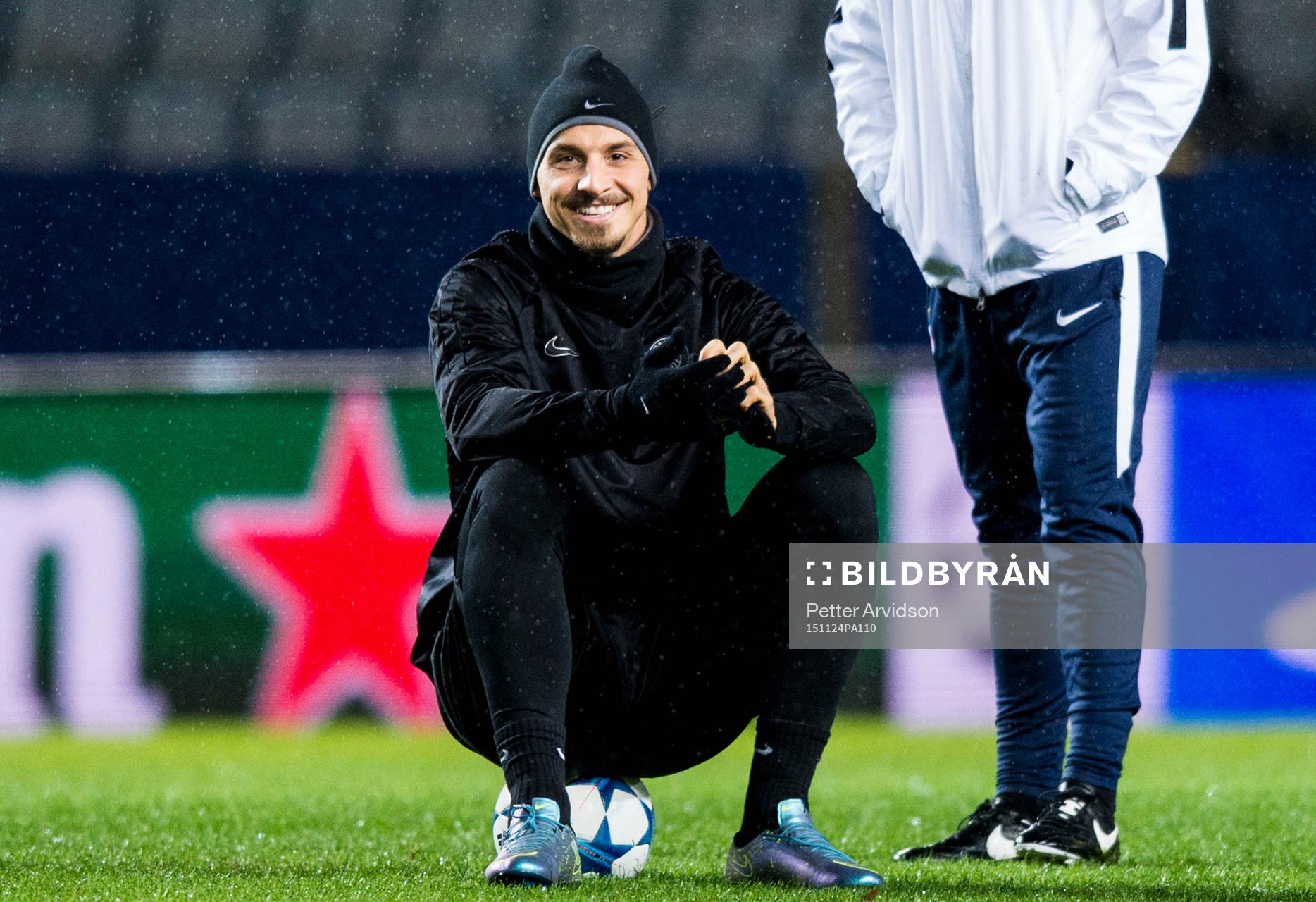 s Zlatan Ibrahimovic sitter på en boll