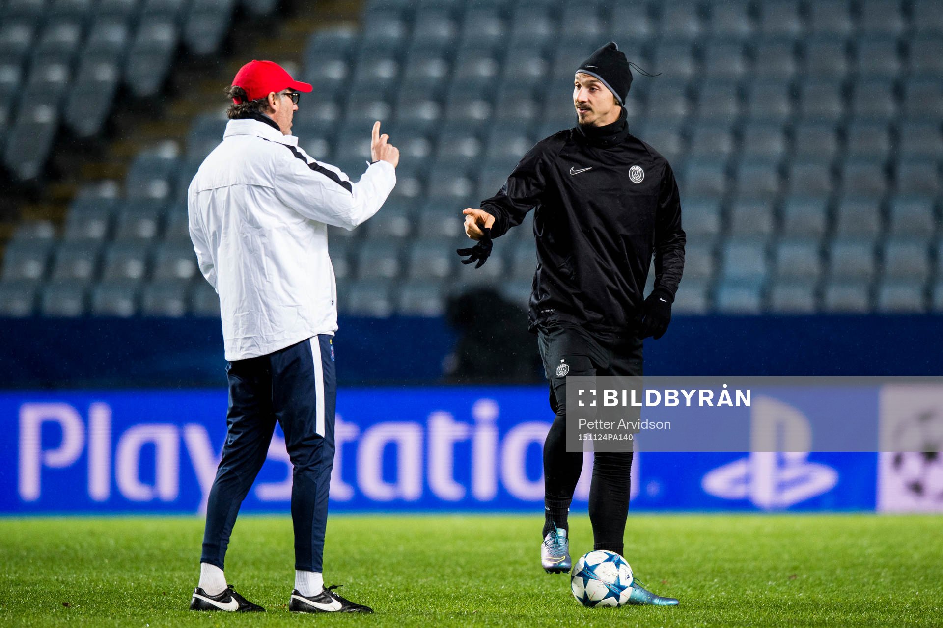 s tränare Laurent Blanc i samtal med Zlatan Ibrahimovic