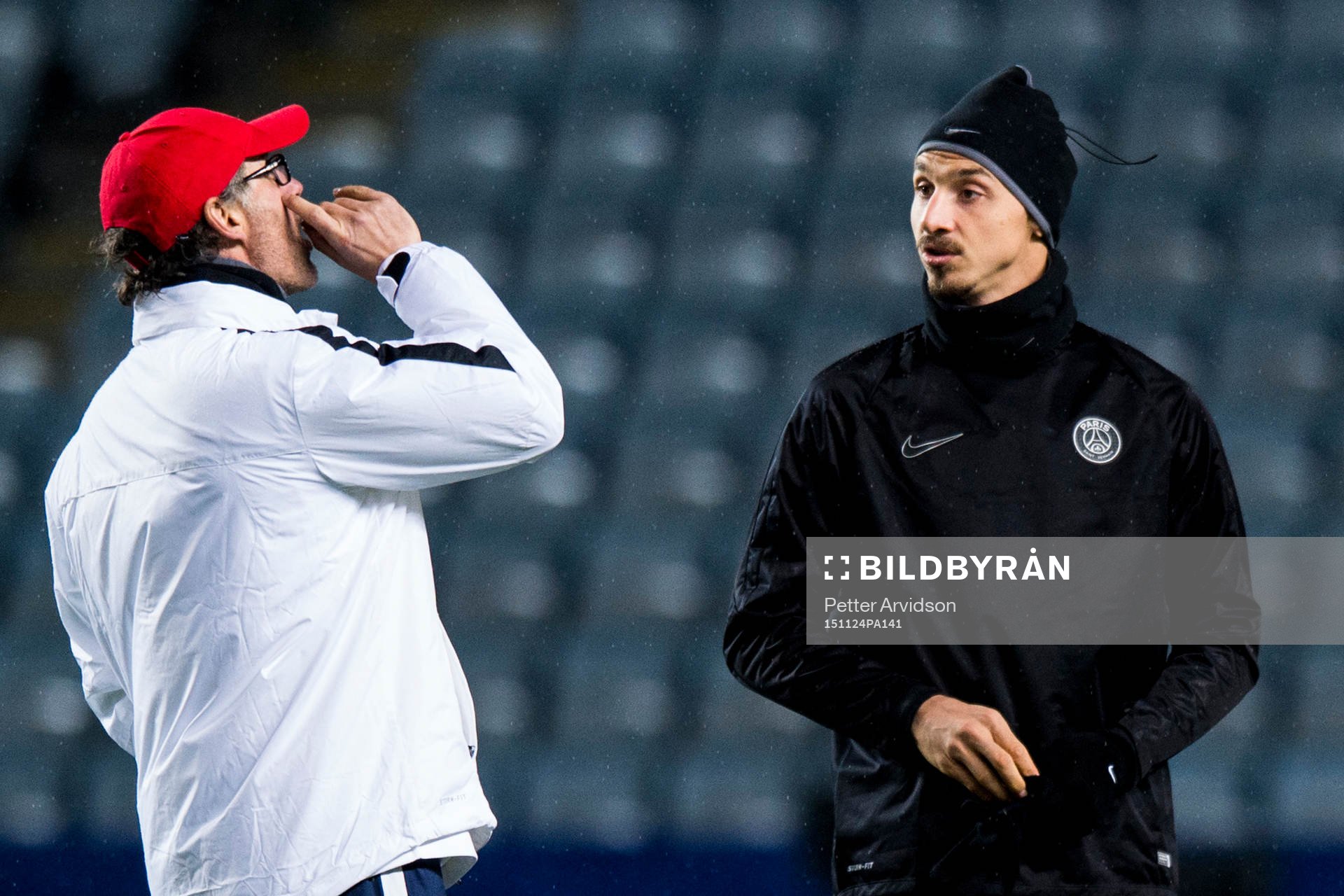 s tränare Laurent Blanc i samtal med Zlatan Ibrahimovic