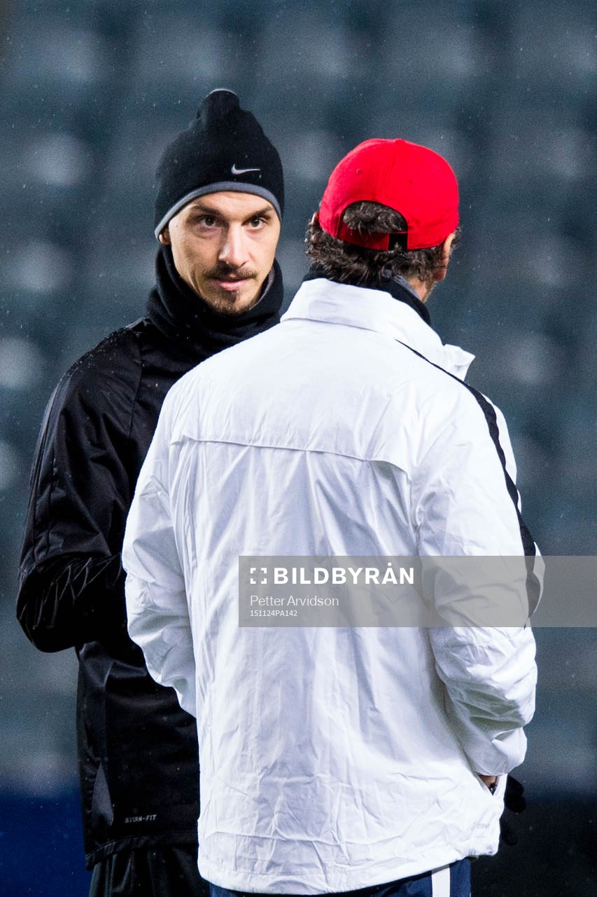 s tränare Laurent Blanc i samtal med Zlatan Ibrahimovic