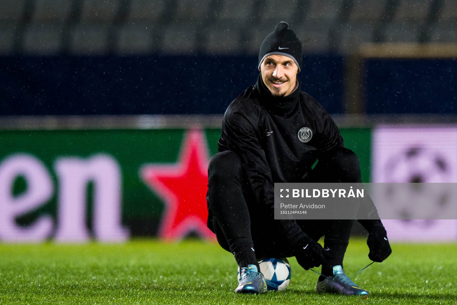 PSG:s Zlatan Ibrahimovic knyter skorna under en träning inför fotbollsmatchen i Champions League den 24 november 2015 i Malmö.