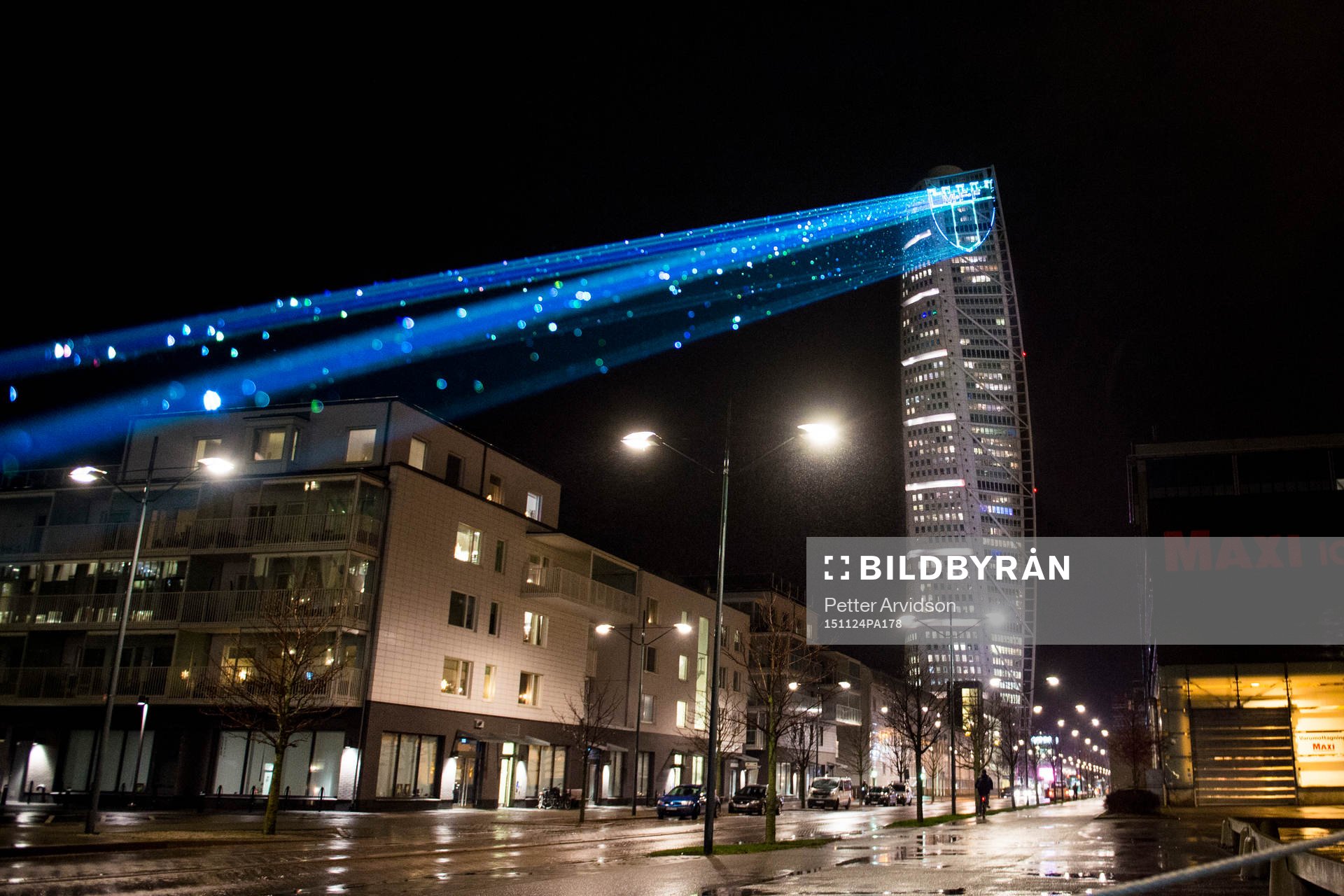 s emblem projicerad på toppen av Malmös högsta byggnad,