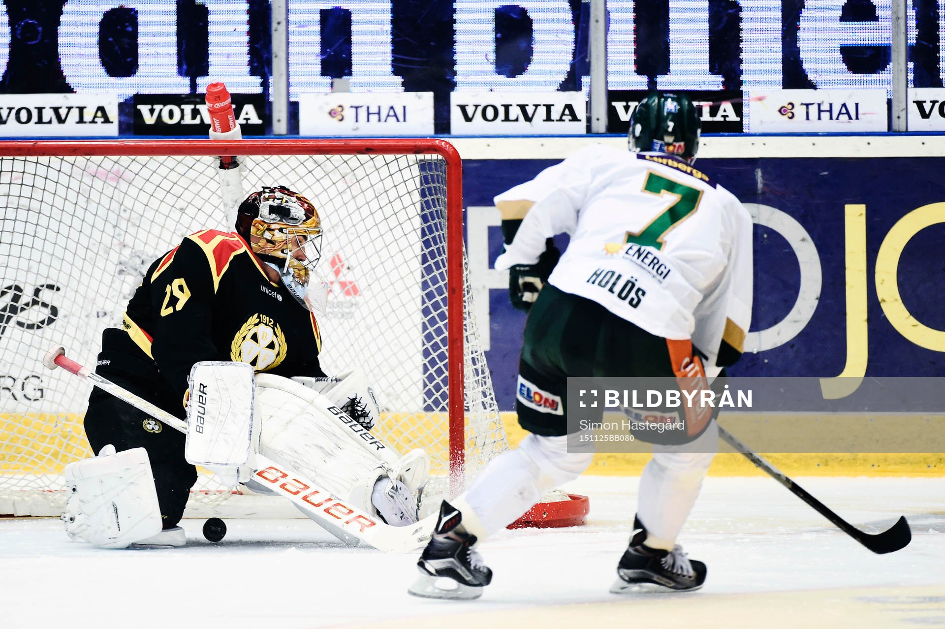 Brynäs målvakt Bernhard Starkbaum räddar ett skott från