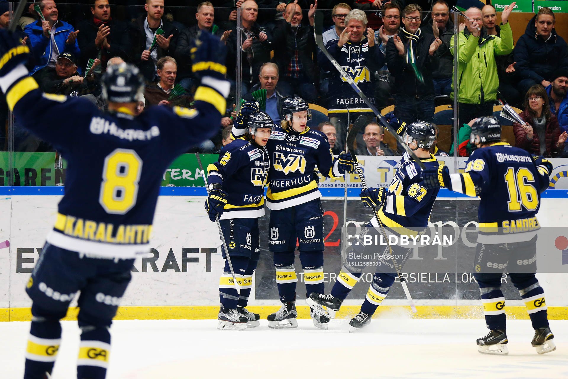 s Anton Bengtsson (m) gör 1-0 och jublar med Jere