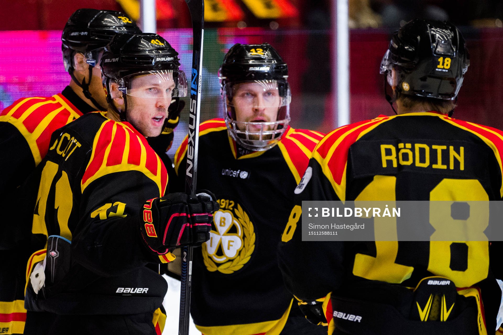 Brynäs Greg Scott och Petr Vrana jublar med Anton Rödin