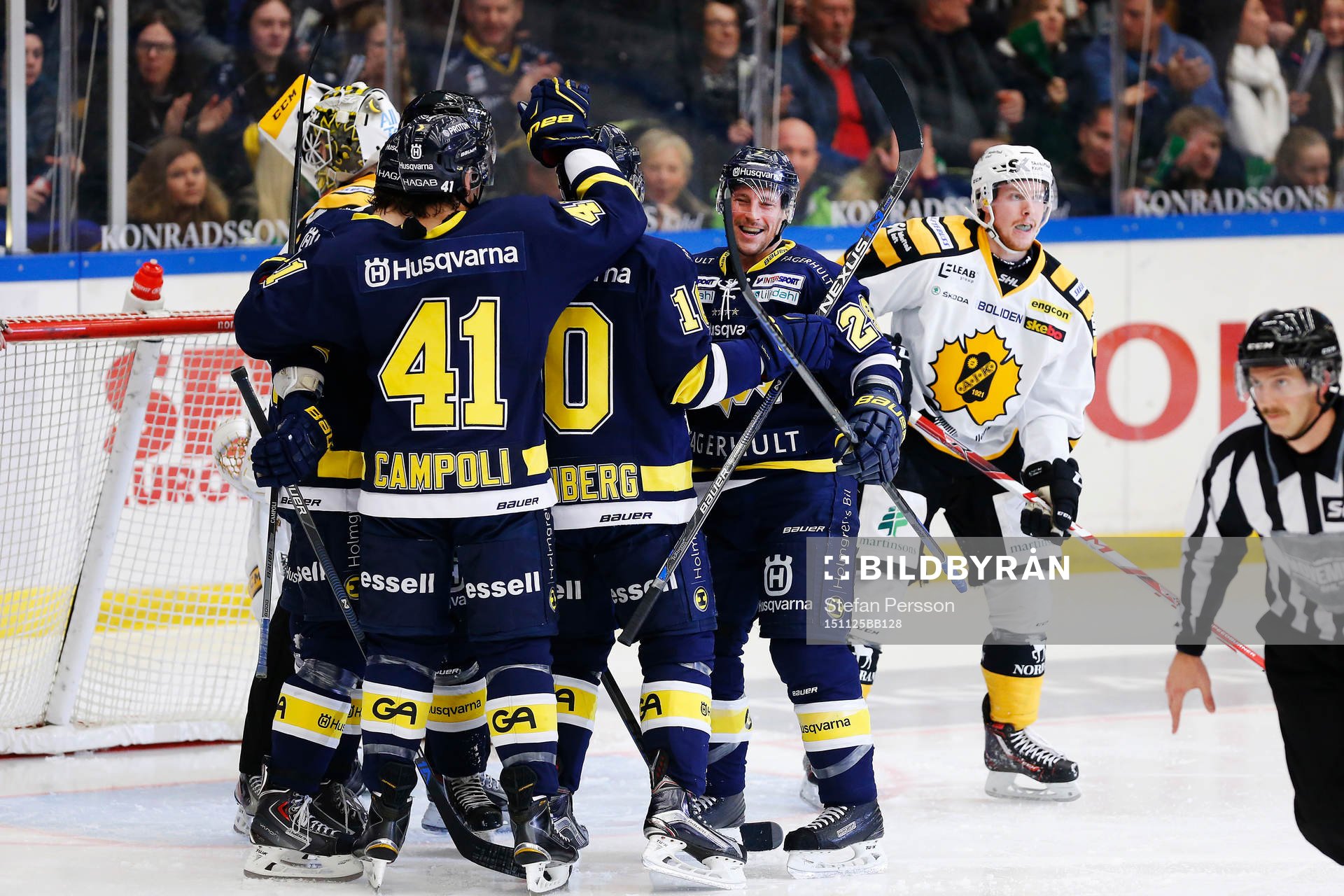 s Mattias Tedenby gör 2-1 och jublar med sina lagkamrater