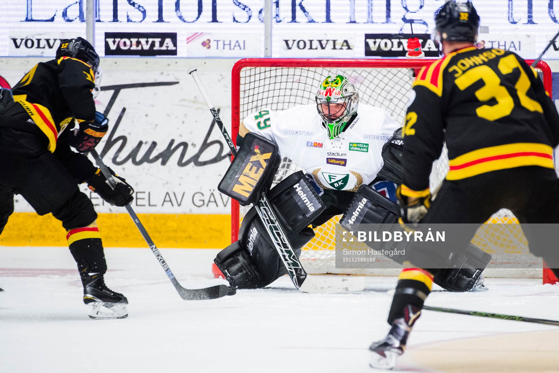 Brynäs Petr Vrana med målchans mot Färjestads målvakt