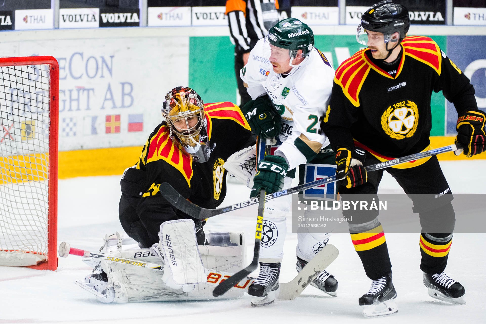 Färjestads Martin Röymark stör framför Brynäs b/och